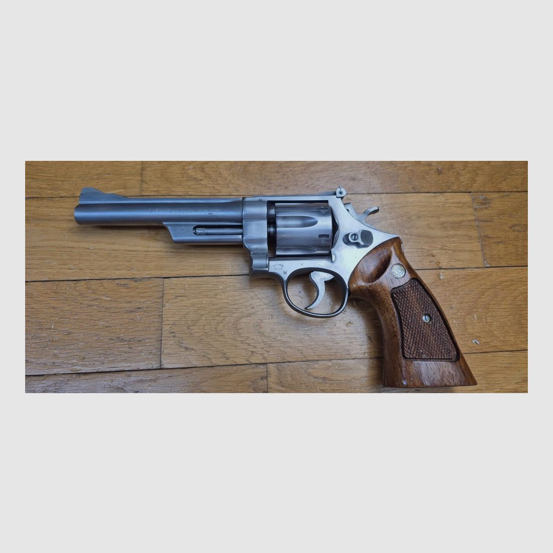 Sehr schöner und seltener Revolver Smith&Wesson Modell 28-2, genannt „Highway Patrolman“ – Waffe der Autobahnpolizisten der 60er-80er Jahre – Kaliber 357mag / 38sp – Waffe von 1979 – Seltene satinierte Nickeloberfläche – Qualität „Pinned and Recessed“ – Sehr guter mechanischer und ästhetischer Zustand – Ausgezeichneter 6-Zoll-Lauf – TBE+, Bild 17 von 23