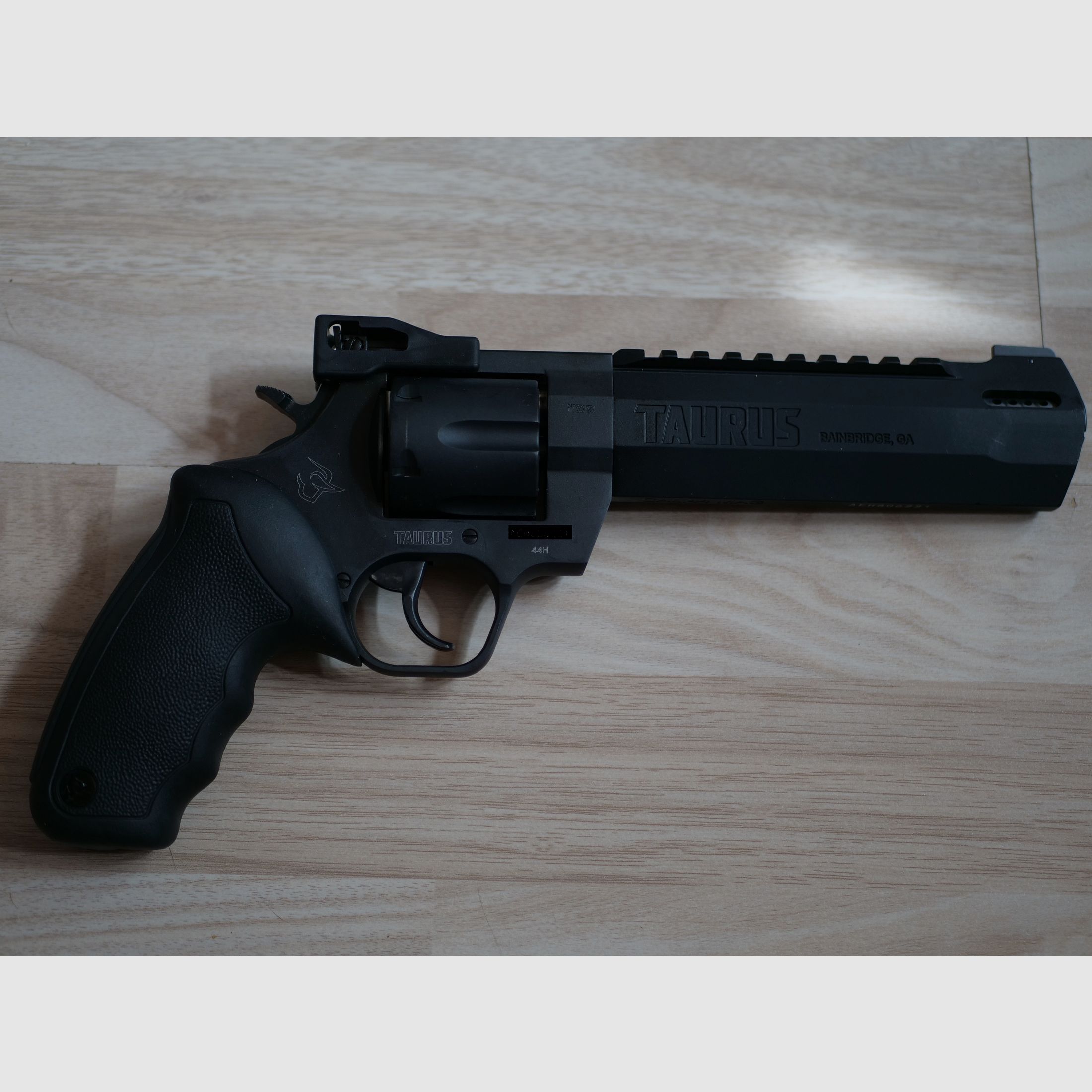 Taurus Revolver Raging Hunter – 6 3/4" caliber .44 Mag.