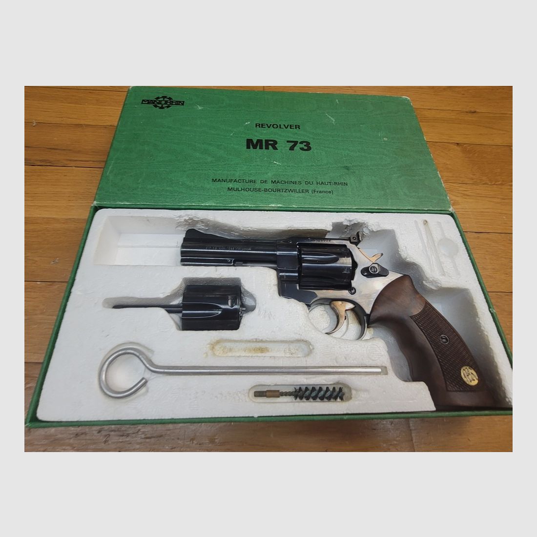 Außergewöhnliches Originalset Revolver Manurhin MR73 – Modell Gendarmerie in 4 Zoll – Kal. 357 Mag – Mit seinem seltenen 6-Schuss-Zylinder in 9 Para – In seiner Originalbox mit Zubehör, Handbuch und Originaldokumenten – Sehr seltenes Set auf dem Markt und in einem traumhaften Zustand!, Bild 25 von 26