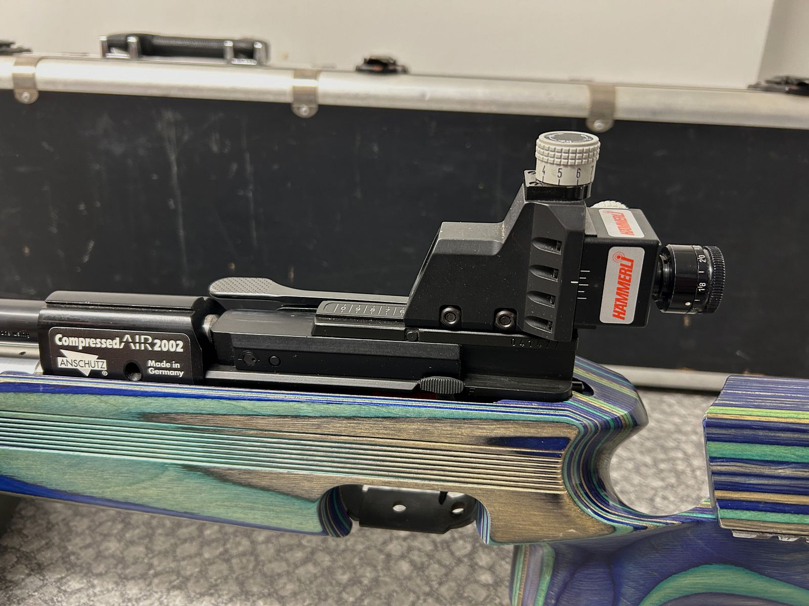 Compétition - Anschütz Match carabine à air Mod. AIR 2002 avec crosse en bois stratifié - Capuchon en alu. - Cartouche à air comprimé LG alu argent