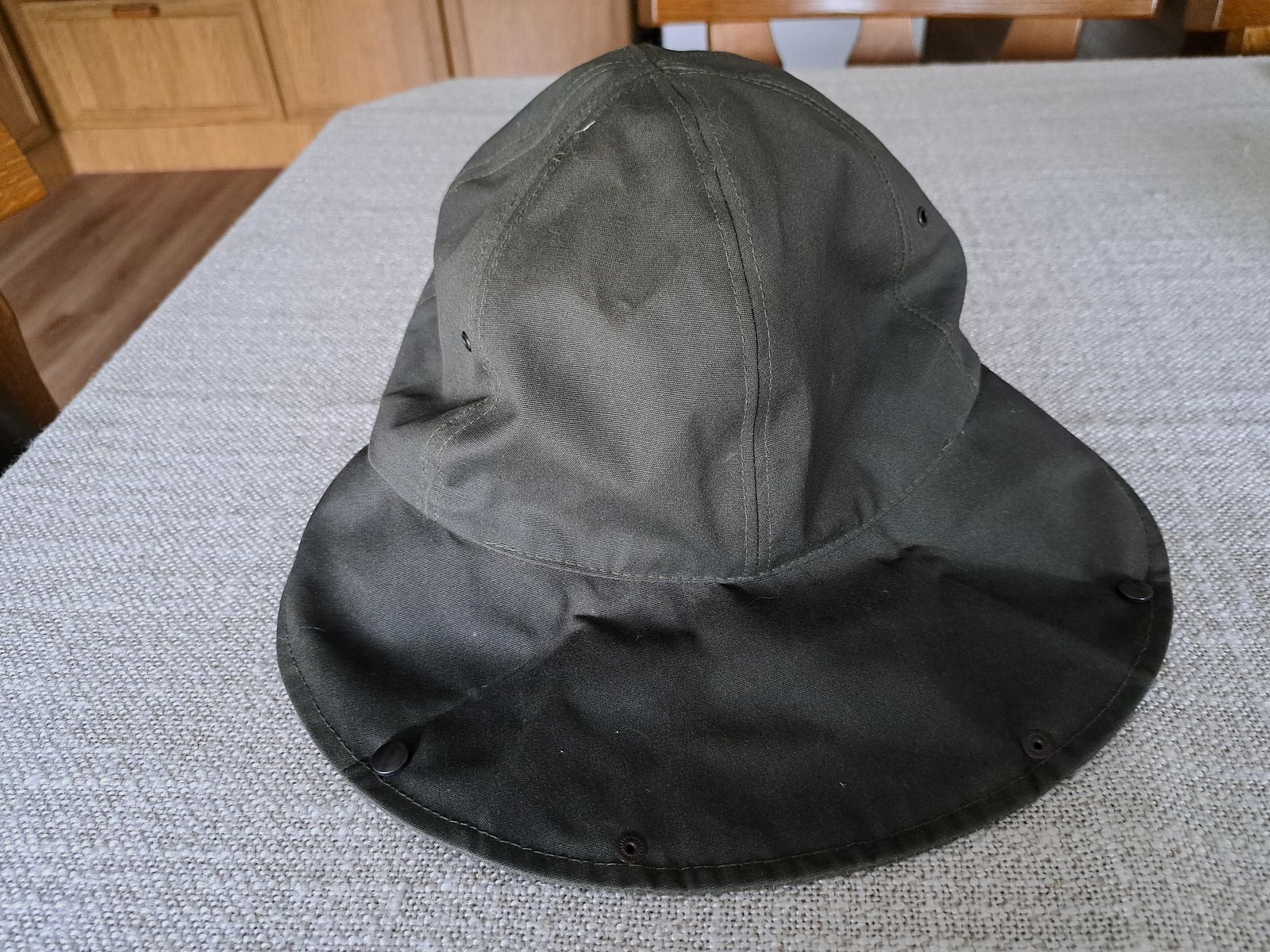 Neuwertige Schirmkappe mit Nackenschutz von Colamtiss   Gr. 61