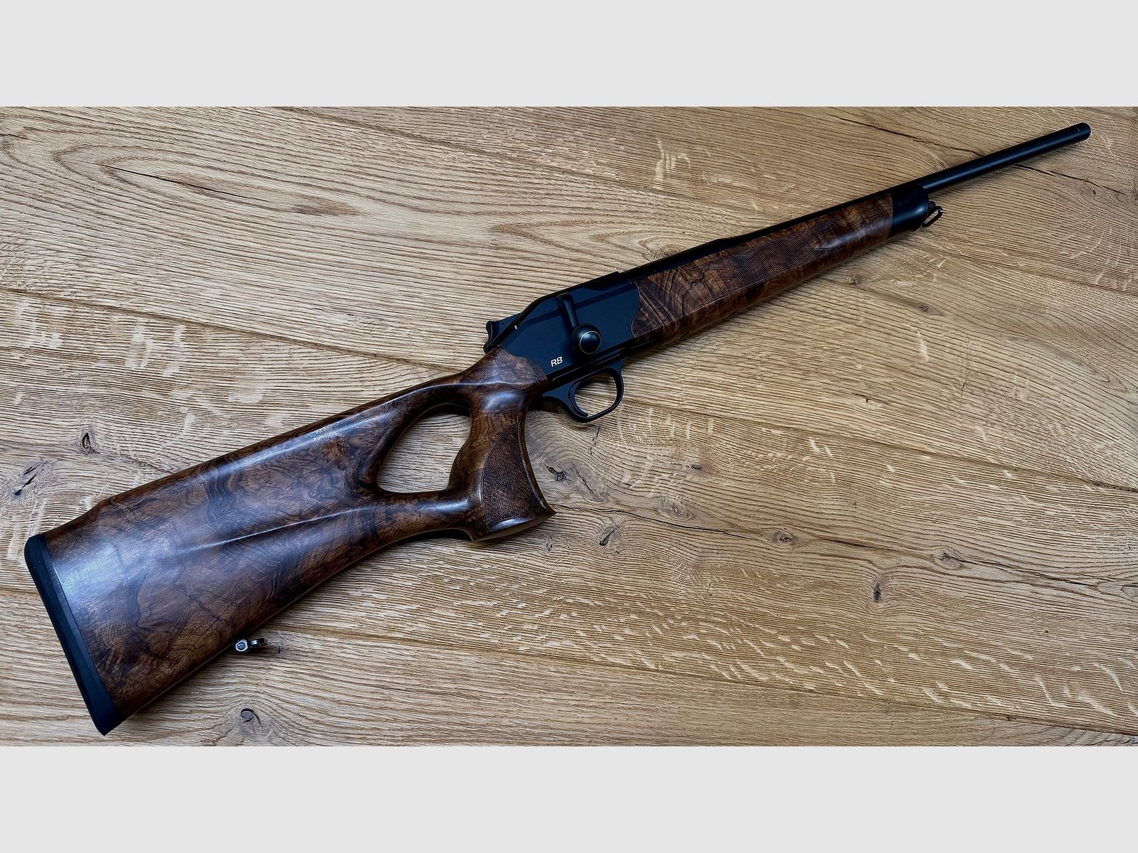 Blaser R8 mit traumhaftem Zubehör-Lochschaft Holzklasse 8-9, goldenes R8 Logo, Kammergriff Selours, gekürzter Lauf, M15x1 Gewinde, Standard-Kaliber wählbar