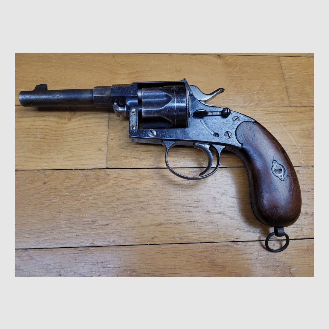 Très beau Reichsrevolver 1883 – Cal.10,4 d&rsquo;origine – Fabrication Erfurt de 1893 – Beaux poinçons réglementaires – 80% de son bronzage glacé d&rsquo;origine – Canon et chambres magnifiques – Arme mono matricule – Rare étui d&rsquo;origine Schneider Briegl – TBE+, image 2 sur 27