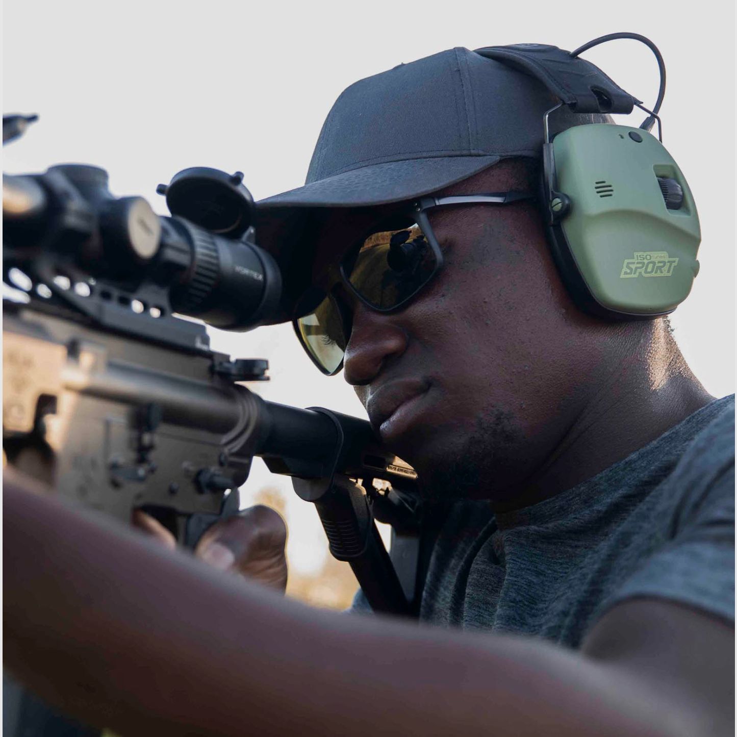 ISOTUNES Sport 37615001 Defy Slim hearing protection in green with Bluetooth