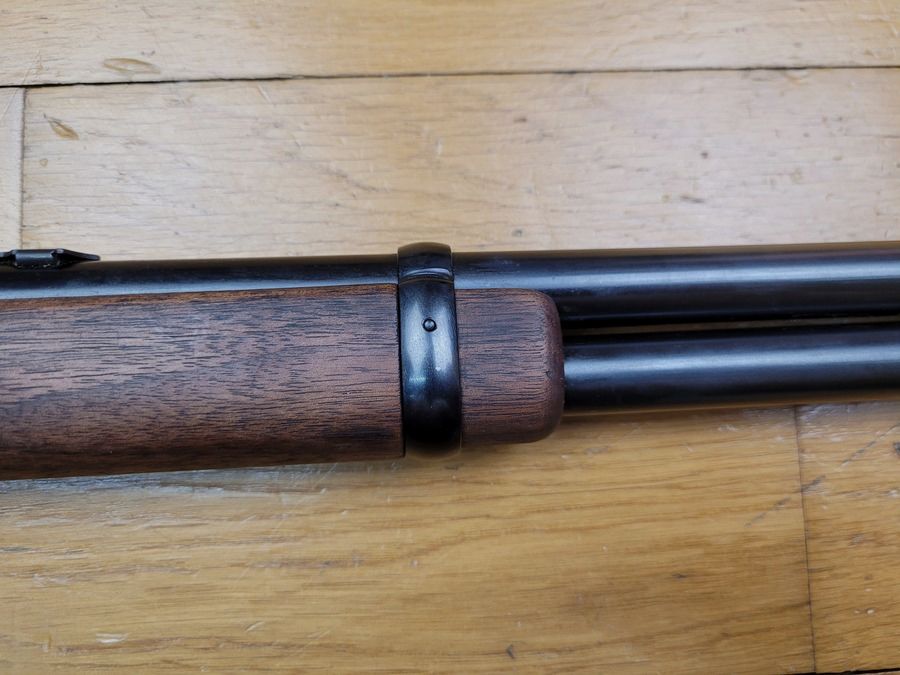Sehr schöne Winchester Modell 1894 – Kaliber 44-40 – Waffe Made in USA aus 1977 – Kapazität 10+1 – Bronze- und Nussbaum-Finish – Mechanischer und ästhetischer Zustand ausgezeichnet, Bild 8 von 27
