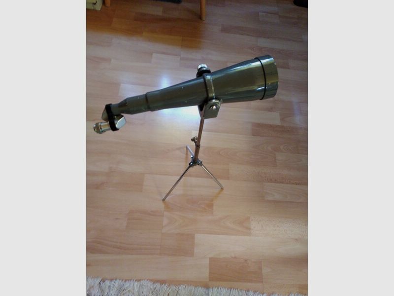 Spektiv mit Stativ