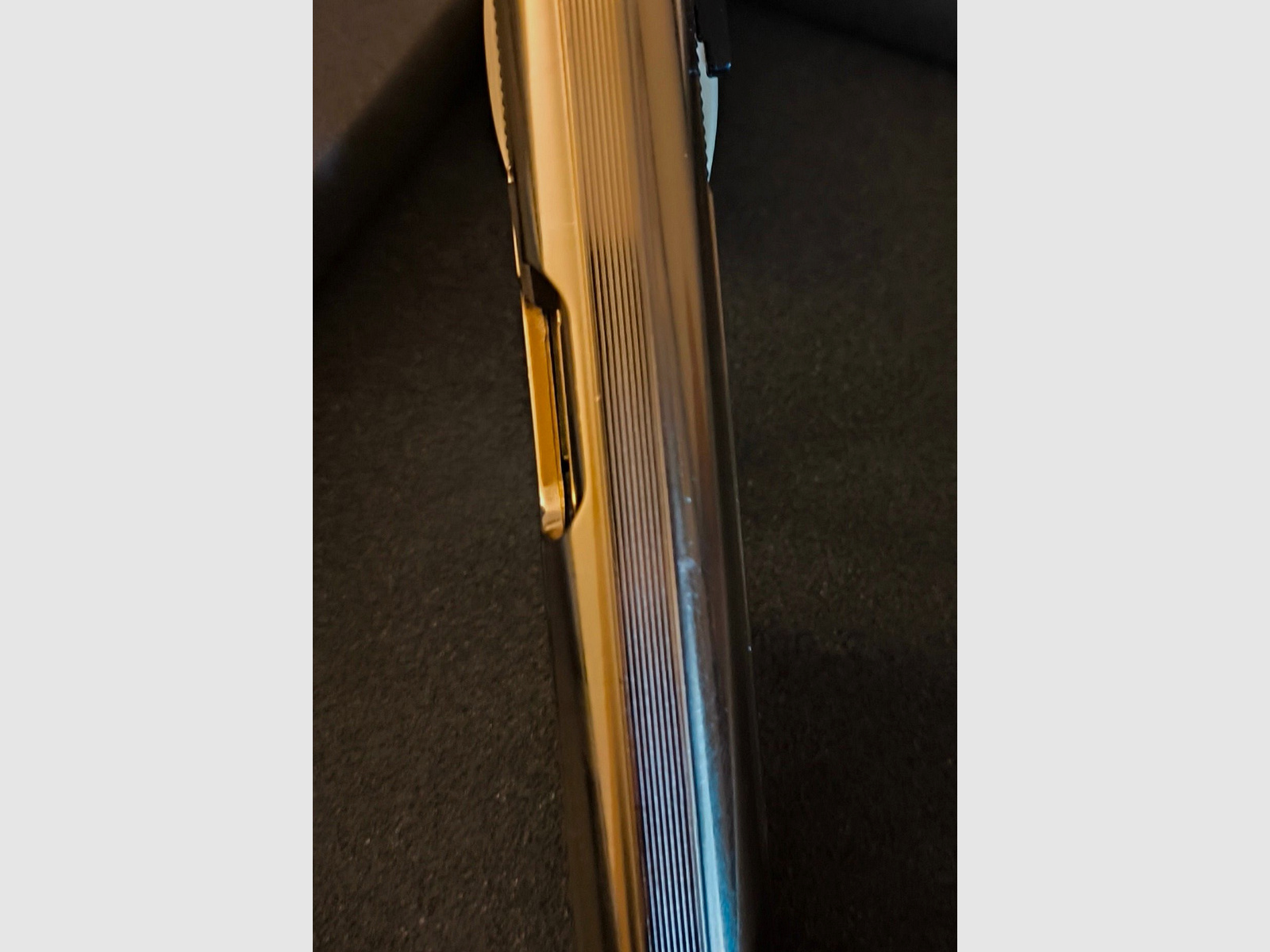 ⚠️ Uwaga kolekcjonerzy i fani Jamesa Bonda, rarytas - eksponat w witrynie - limitowana edycja specjalna Walter PP z białymi okładzinami rękojeści i certyfikatem oraz kasetą VHS oraz dodatkowym magazynkiem z płaskim dnem magazynka, nieużywany, w doskonałym stanie, absolutnie nowy!! Żadne zarysowania ani jakiekolwiek wady funkcjonalne!! Kaliber 9mmPAK, nowy i używany, już niedostępny!! 