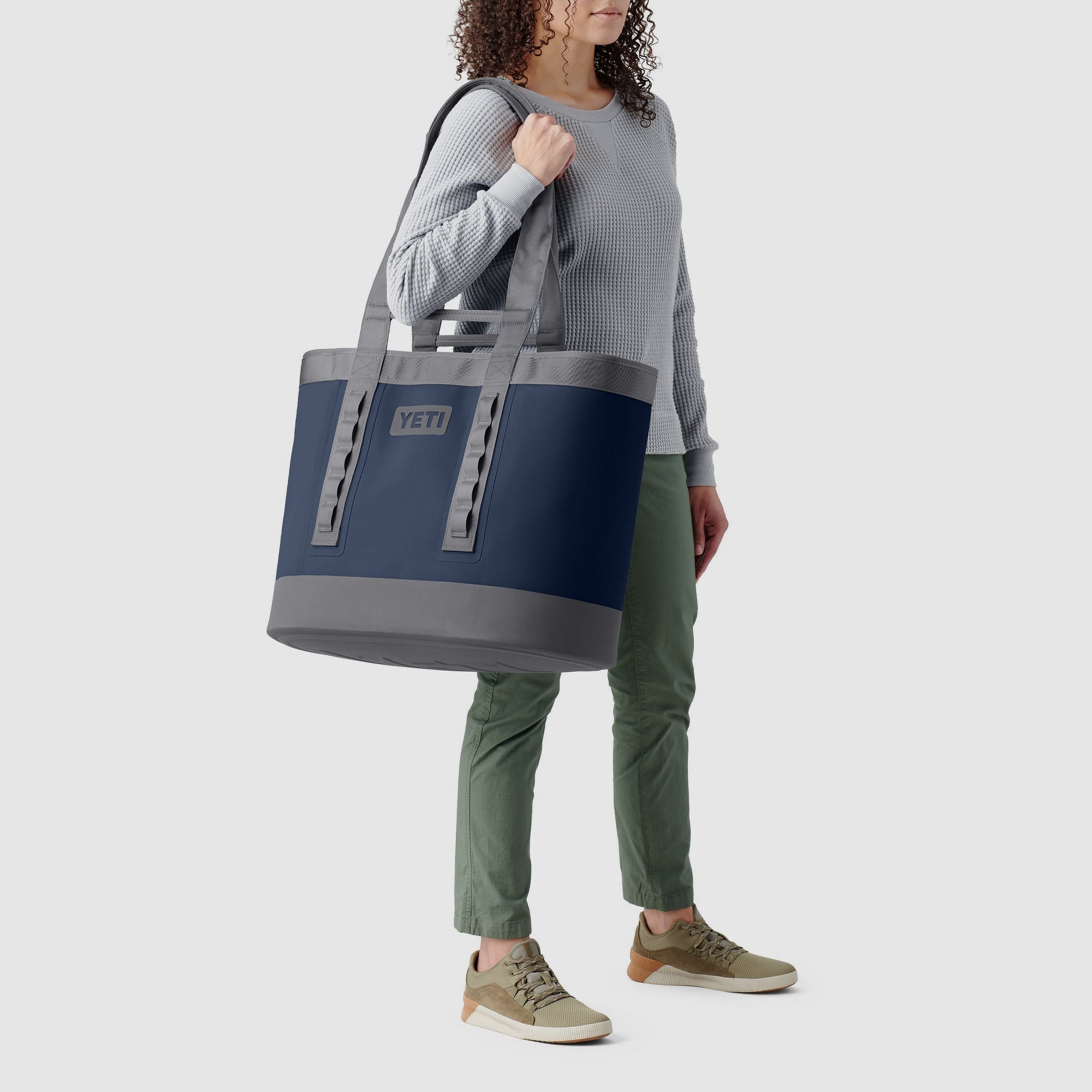Bolsa YETI® Camino® Carryall 50 - Navy, imagen 3 de 4