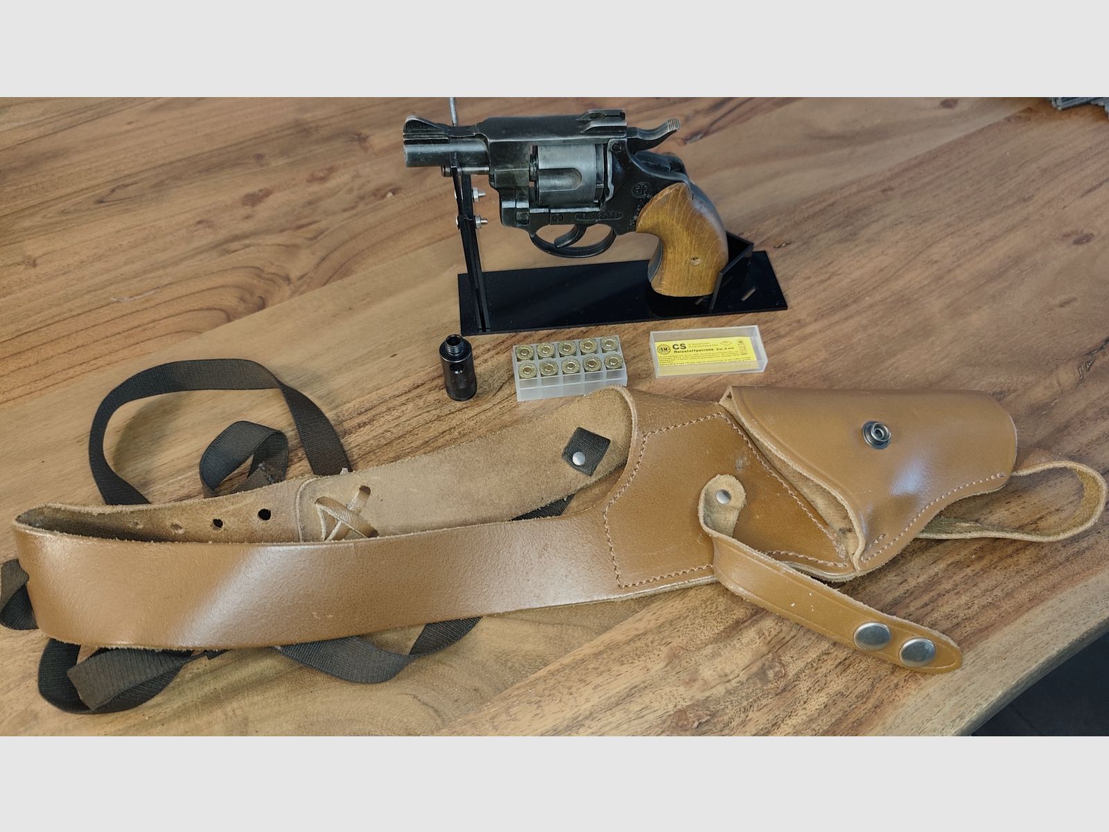 ME Jaguar 80 revolver 9mm + gas cartridges and leather shoulder holster