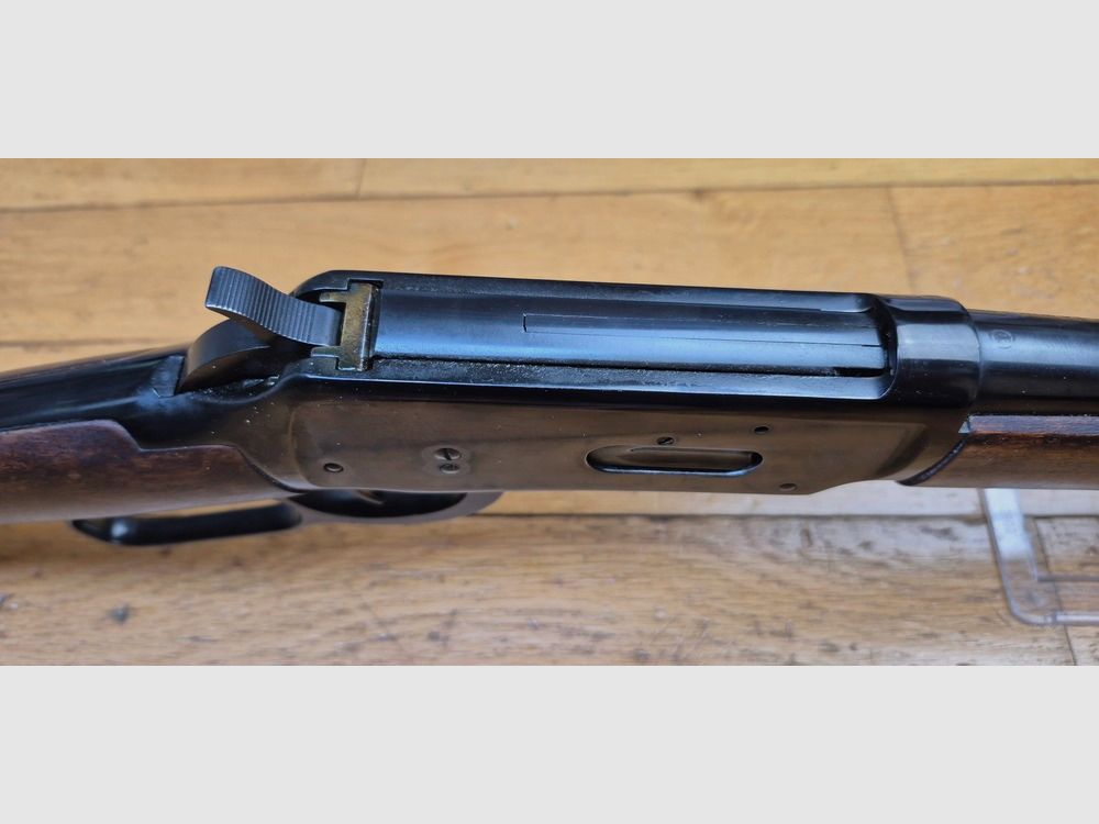 Bellissima carabina Winchester modello 1894 – Calibro 30-30 – Prodotta negli USA nel 1969 – Capacità 8+1 – Bellissimo noce rosso – Condizioni meccaniche ed estetiche rare per i suoi 56 anni! – Bellissima costruzione Made in USA – Calcio in acciaio precedente al 1971 – TBE++, immagine 23 di 40