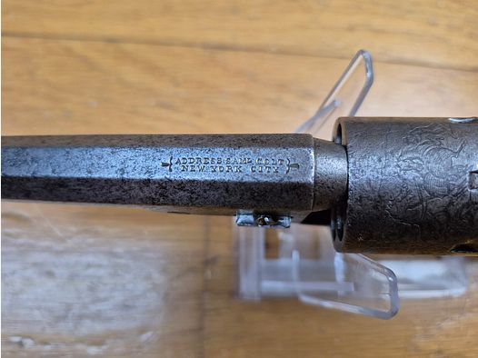 Beau Colt Pocket 1849 original – Cal .31 – Arme de 1856 – En coffret à l&rsquo;anglaise avec accessoires d&rsquo;époque – Belle crosse et patine homogène – Bonne mécanique – Canon et chambres très propres – Bel ensemble cohérent de la Ruée vers l&rsquo;Or – BE+