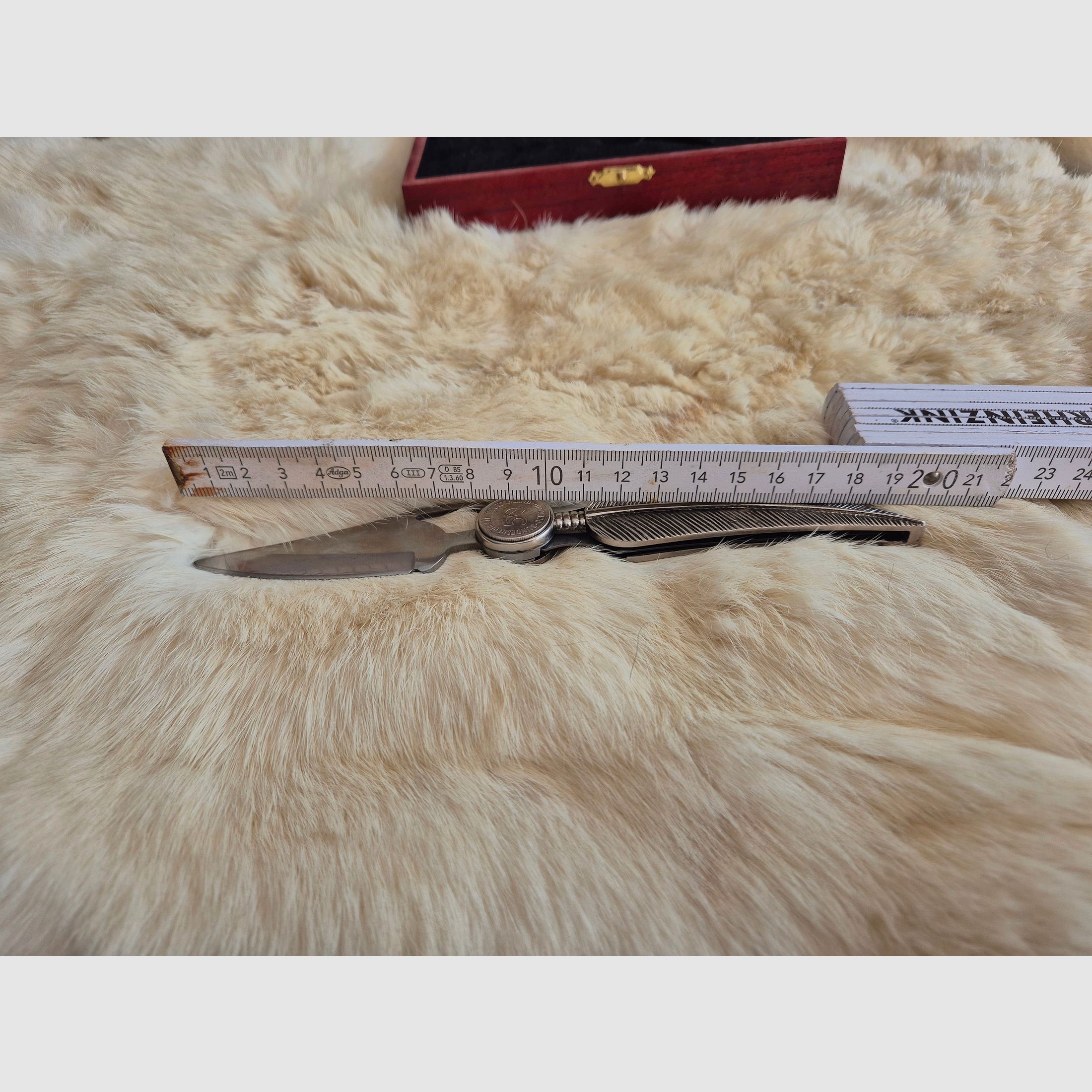 Taschenmesser in Form einer Feder mit Schatulle