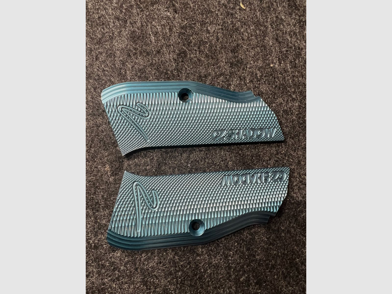 CZ Shadow 2 original Aluminium Griffschalen Blau (Palm Swell / groß)