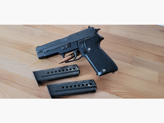 Sig Sauer P220-1, 9x19 mit einem Ersatzmagazin