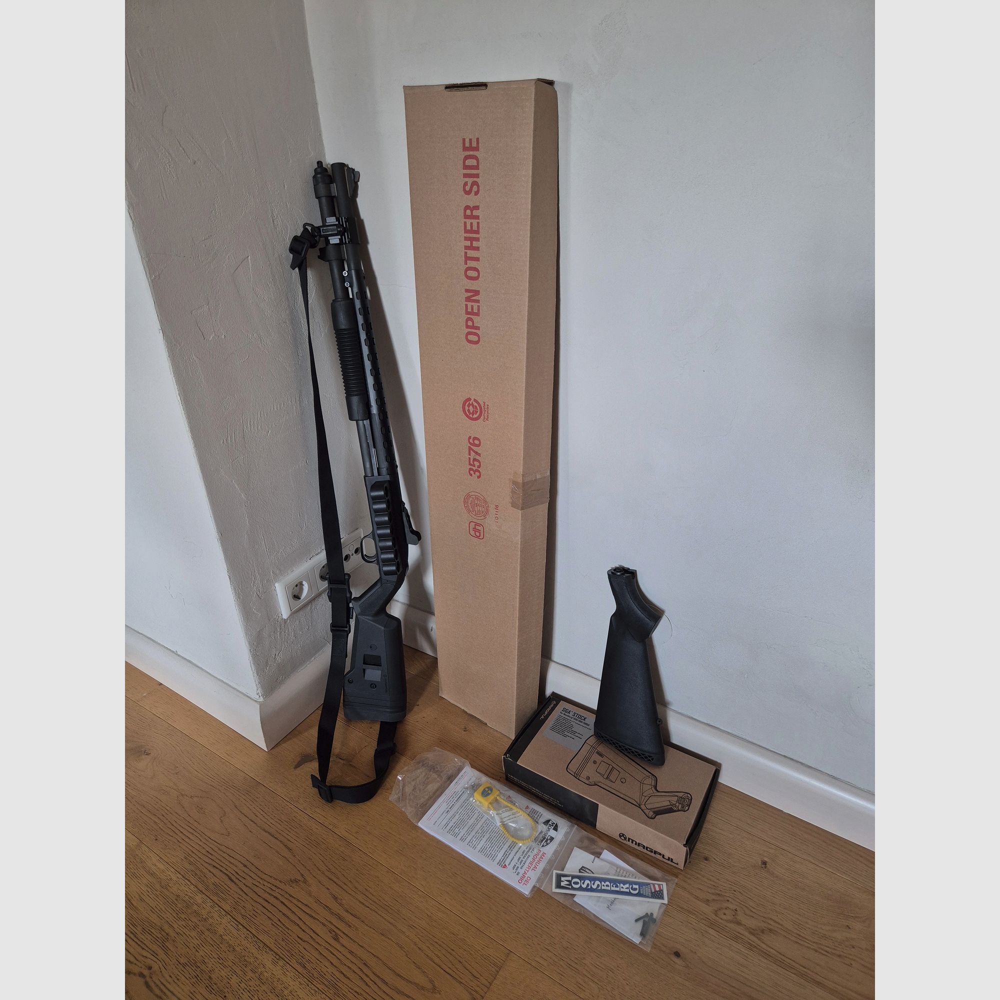 Mossberg M590A1 Ghost Ring Tactical 12/76 Mag. inkl. Magpul Schaft/Sling, Patronenhalter und Laufhitzeschild – Neu und unbenutzt
