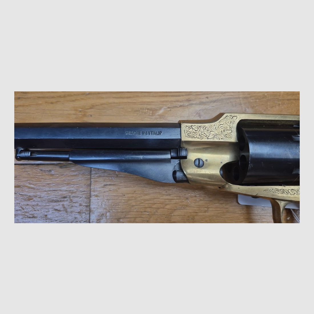 Revólver tipo Remington 1858 Navy — Cal. .36 PN (pólvora negra) — Réplica italiana de Rigarmi / RAG — Bonitas empuñaduras — Accesorios de latón grabados — Excelente cañón espejo y bonitas cámaras — Arma de 1983 — Muy buena mecánica — TBE, imagen 6 de 22