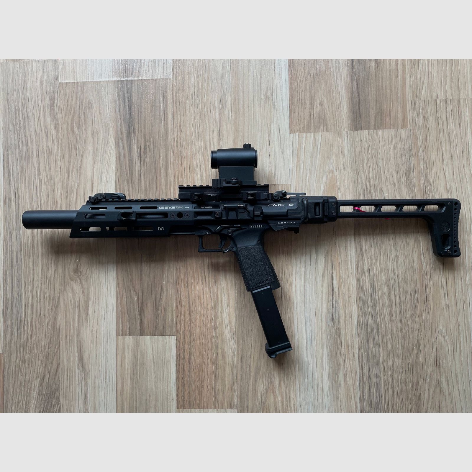 Airsoft G&G SMC9 with sight and a total of 6 magazines.