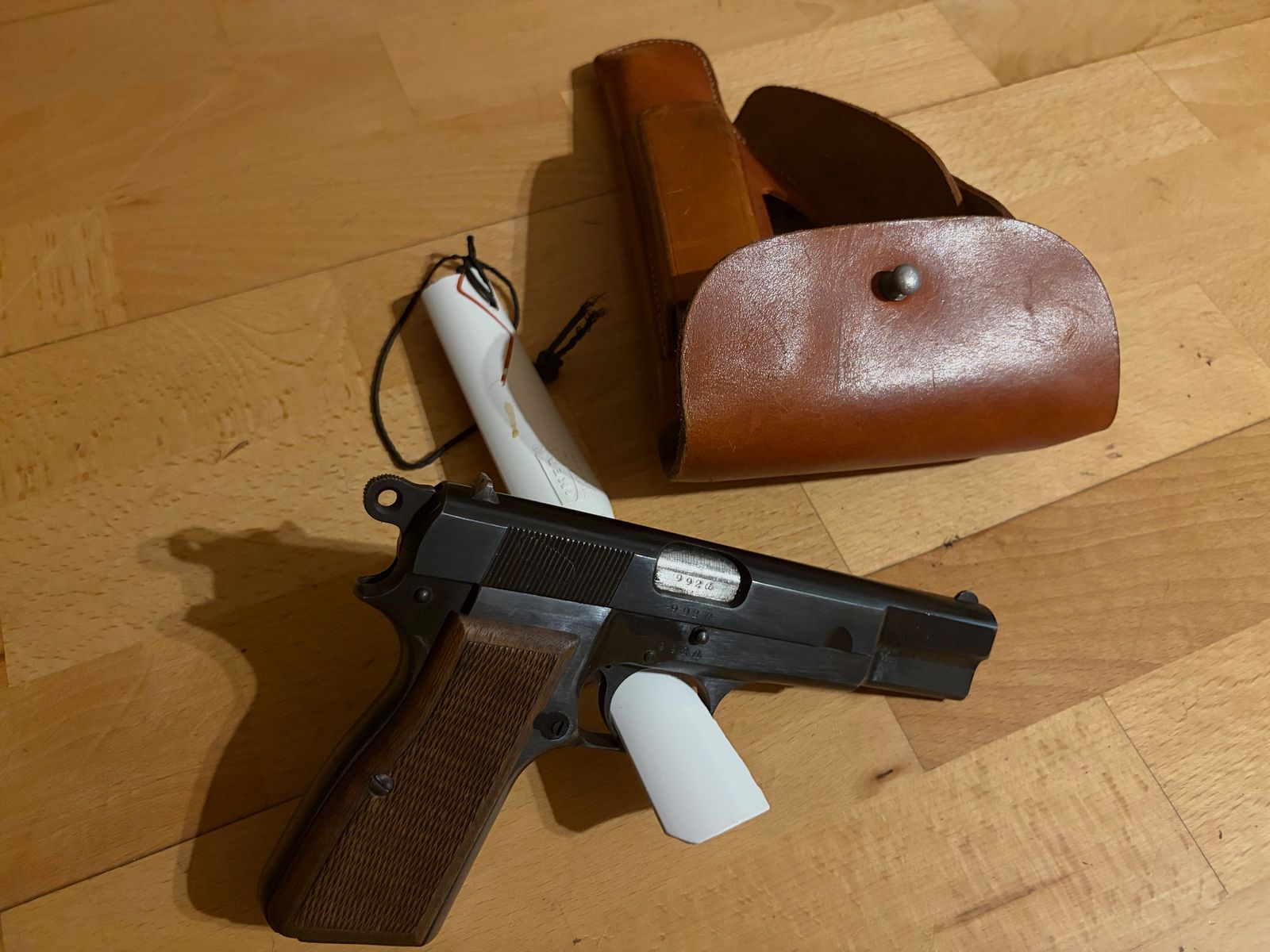 Pistolet FN, image 1 sur 2