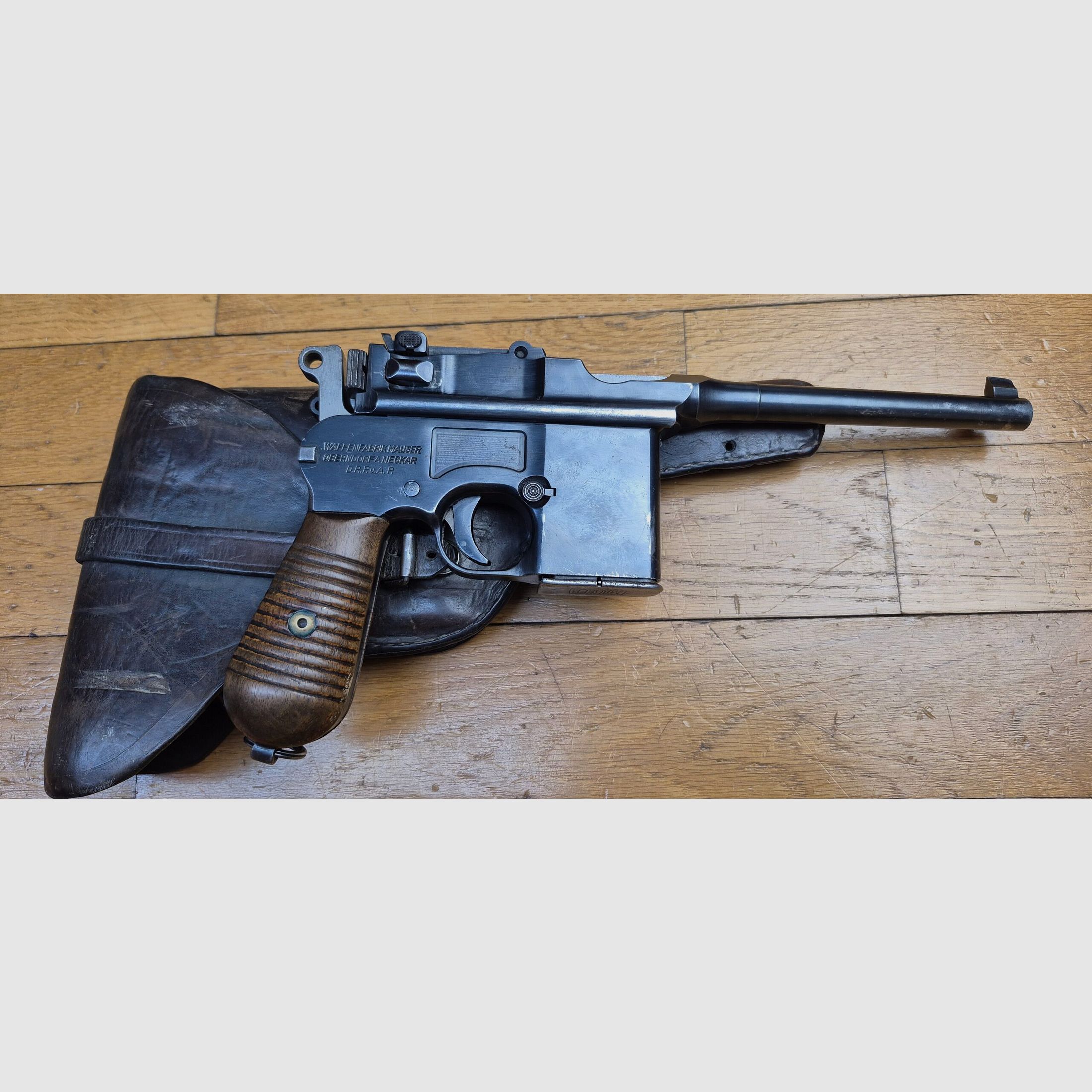 Très rare pistolet automatique C96 type Schnellfeuer « dit 712 » – Cal. 7.63 Mauser – Rare exemplaire utilisé par la Wehrmacht ou la SS – Arme mythique – Un des tout derniers produits – Sélecteur de type Westinger – 100% mono-matricule – Chargeur Mauser 10 coups conforme – Étui artisanal 2°GM – TBE++ – Catégorie A2 – Export EXCLUSIVEMENT!, image 1 sur 34