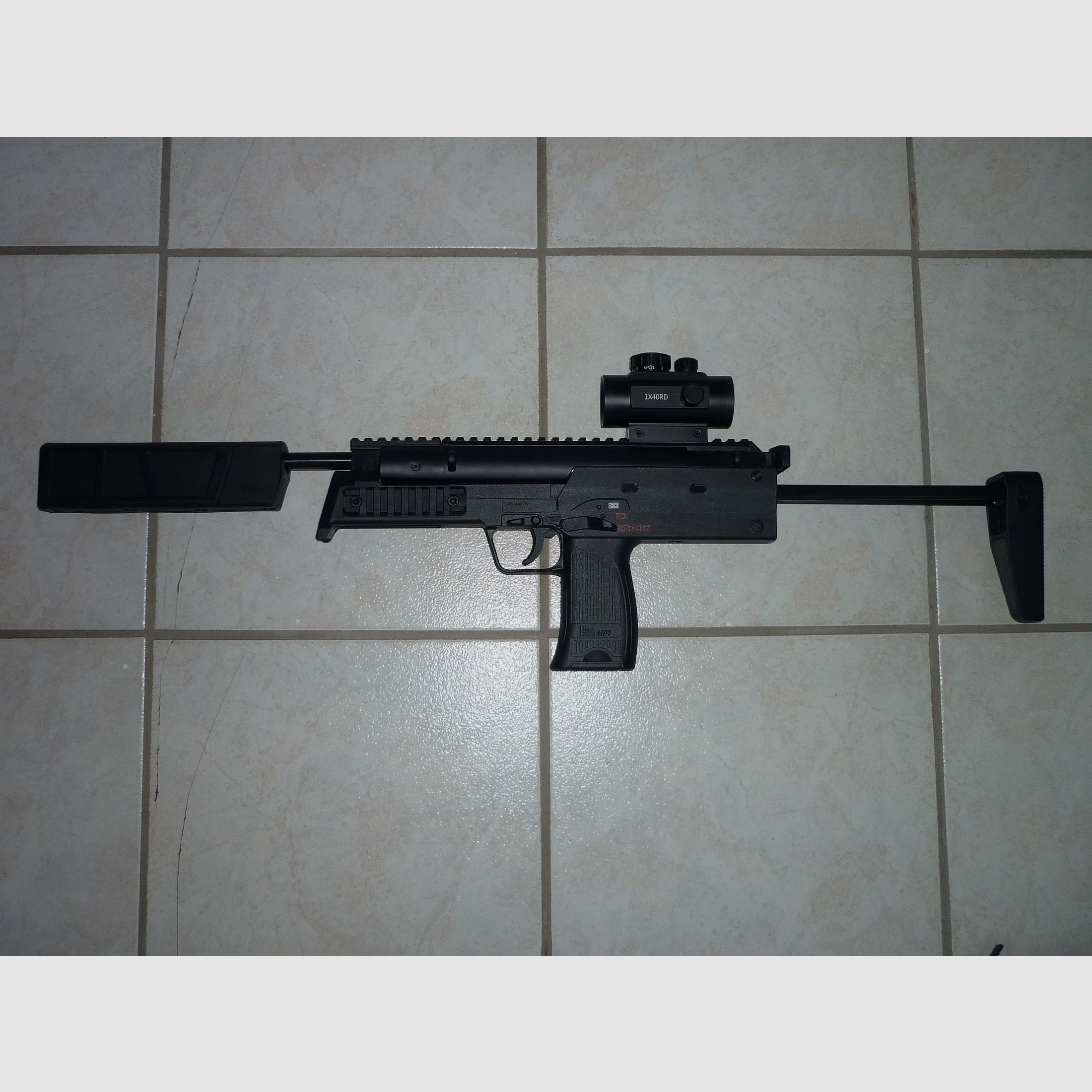 Arme à air avec signe F