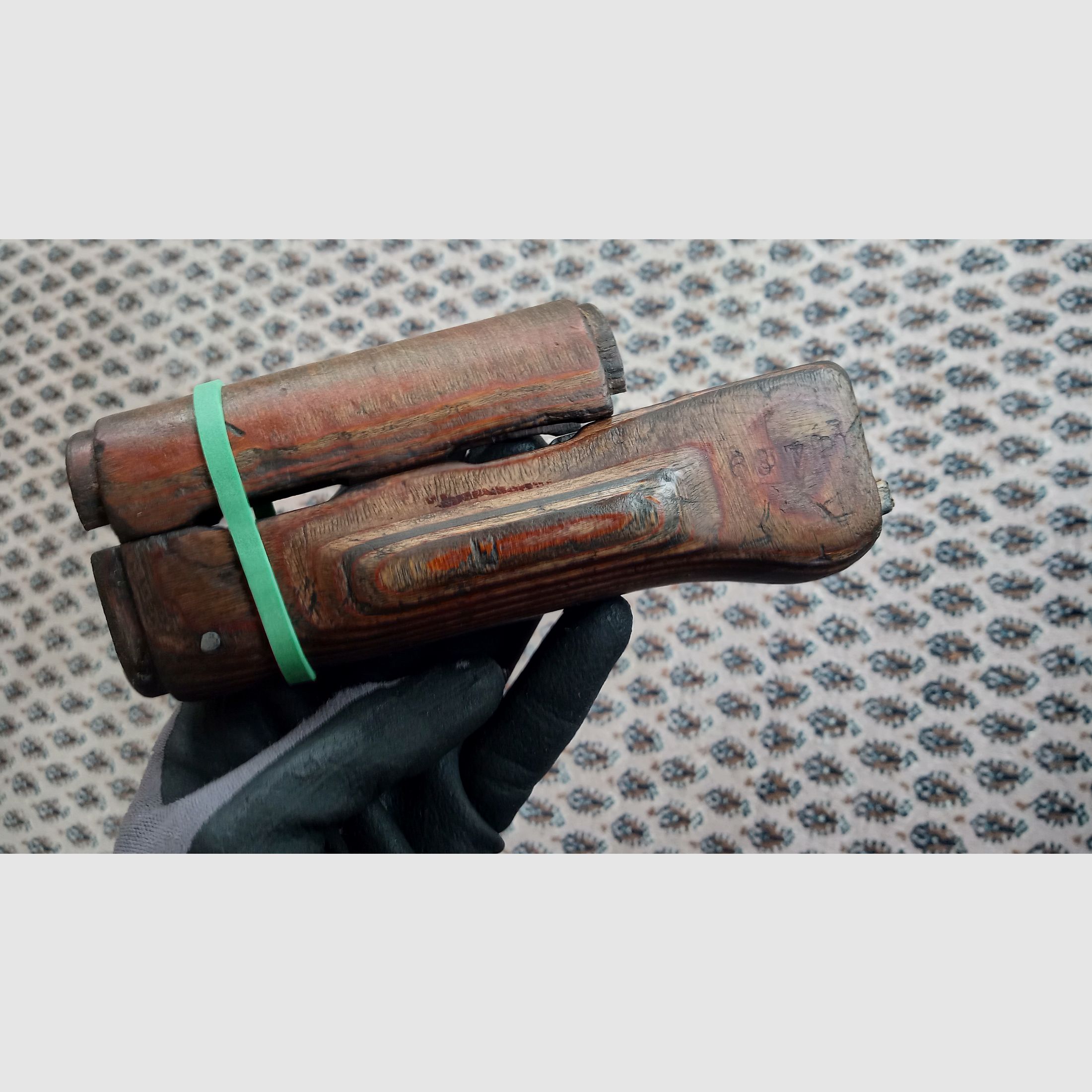 Ancien protège-main AK en contreplaqué ajusté dans un AK fraisée, idéal pour Yunker Co2 ou GSG Cybergun.