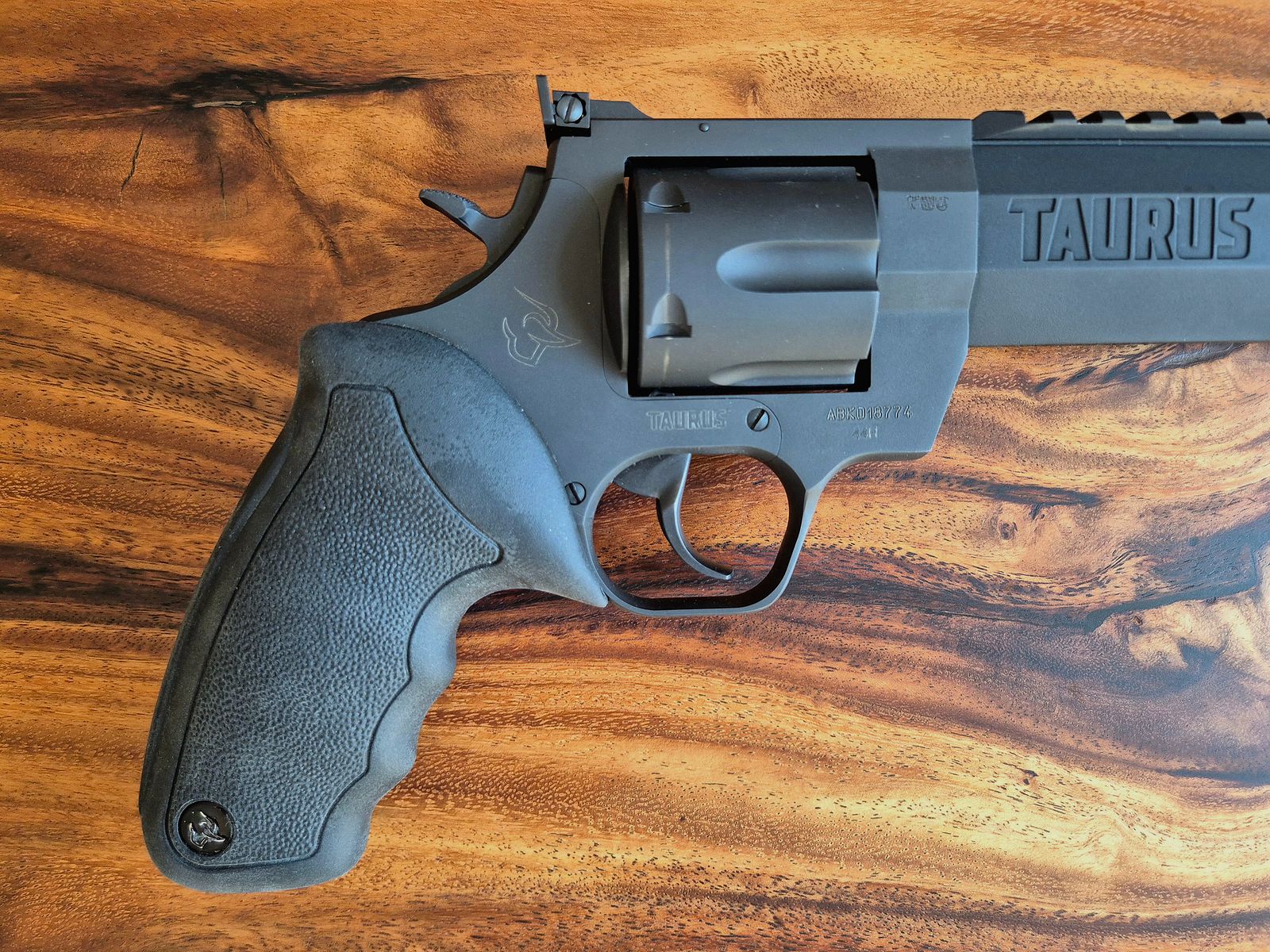 Taurus Raging Hunter 8 3/8" .44 Mag. incluant 3x HKS Speedloader – État comme neuf