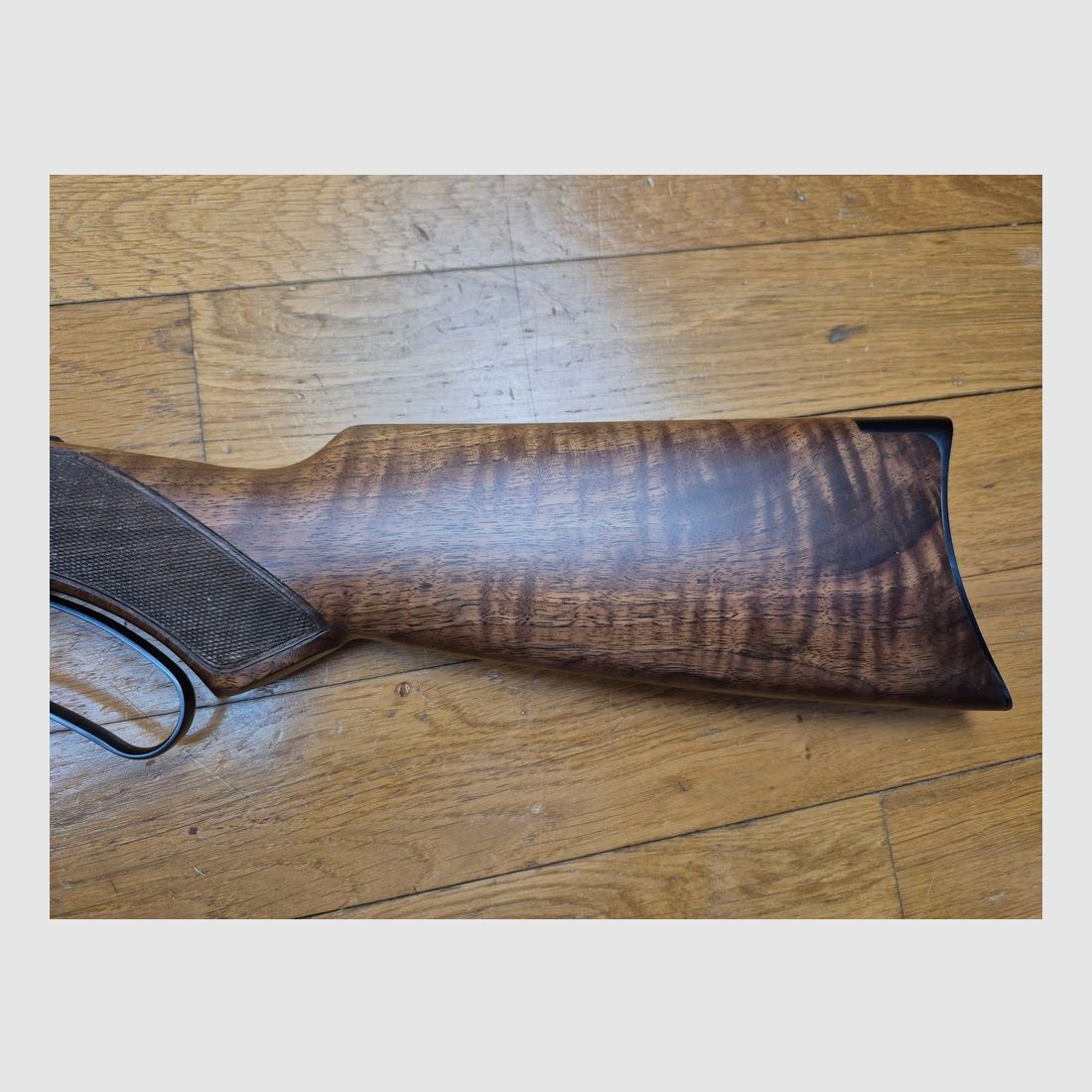 Wunderschöne Winchester 1892 „Repetierbüchse“ – Version „Gewehr“ / Flinte mit oktogonalem Lauf – Seltenes Take Down Modell – Kal. .44-40 mit 10+1 Schuss – Miroku Japan Ausführung – Limitierte Serie 2 x 251 Exemplare – Schöne Nussbaumholz in Klasse V oder VI – Originalbox mit Dokumenten und Schloss – Nie geschossen – Neue Waffe – TBE++++, Bild 30 von 39