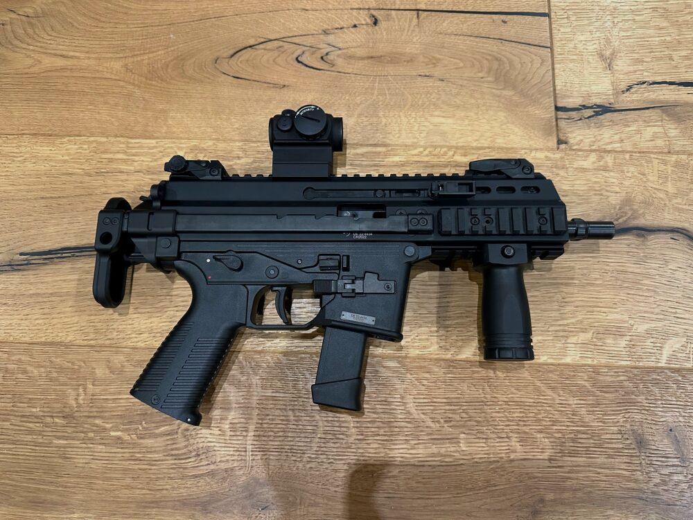 Brügger & Thomet APC 9 Pro G with telescopic stock and Aimpoint