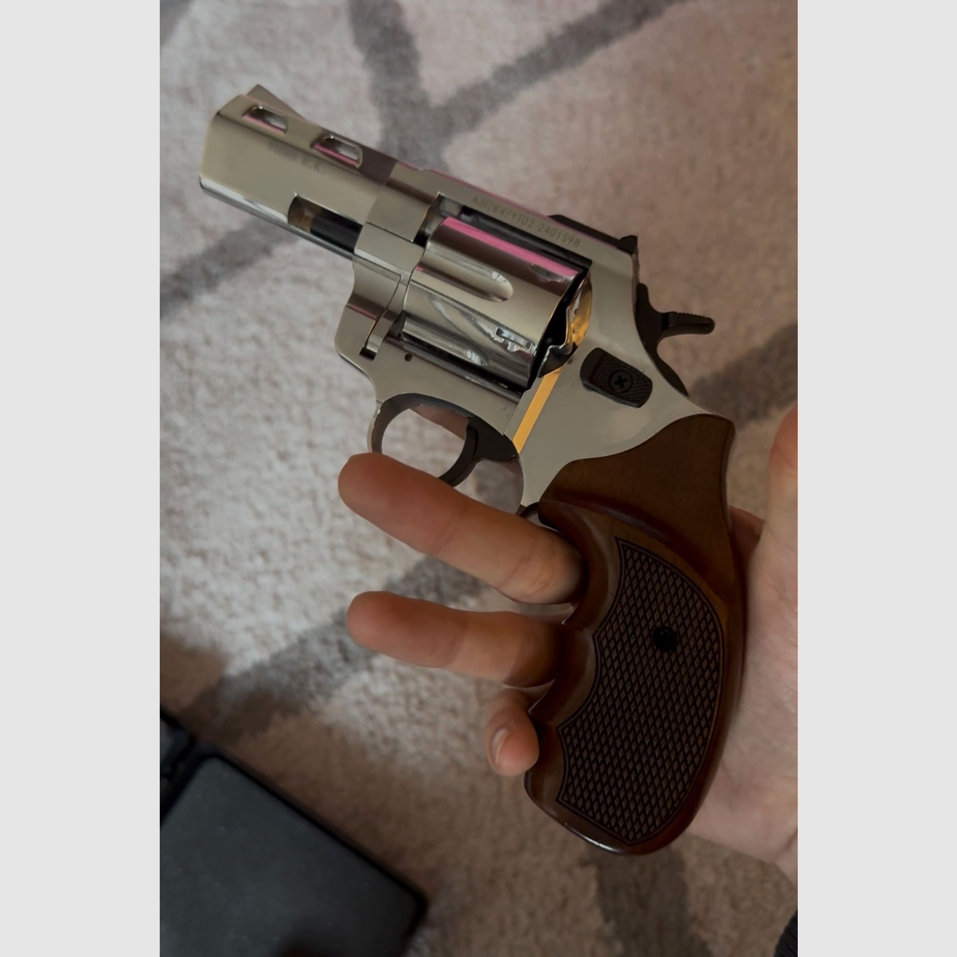 Zoraki R1 con empuñaduras de madera sin disparar con OVP