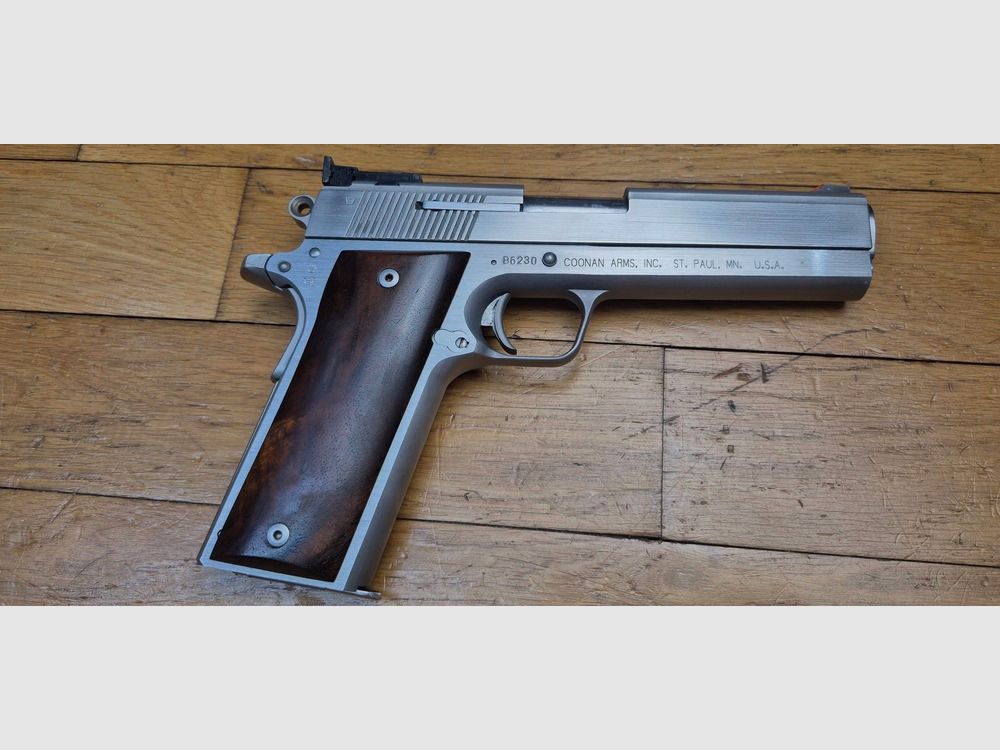 Außergewöhnliche Coonan « Classic » Version B – Seltene Selbstladepistole im Kal. 357 Mag – 7 Schuss +1 – Die beste Pistole im 357 Magnum – Waffe weit überlegen dem Desert Eagle in diesem Kaliber – Weniger als 10.000 Exemplare – Außergewöhnliche Waffe geliefert mit 3 Magazinen (!) – Herstellung aus außergewöhnlichem Stahl – Seltene und sehr gefragte Stück – Zustand nahezu neu! – TBE+/TBE++, Bild 2 von 27