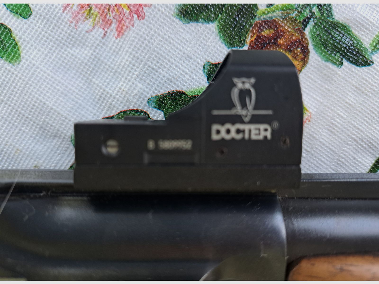 Brünner (CZ) ZH 104 Poldi acero especial con visor de punto rojo Docter