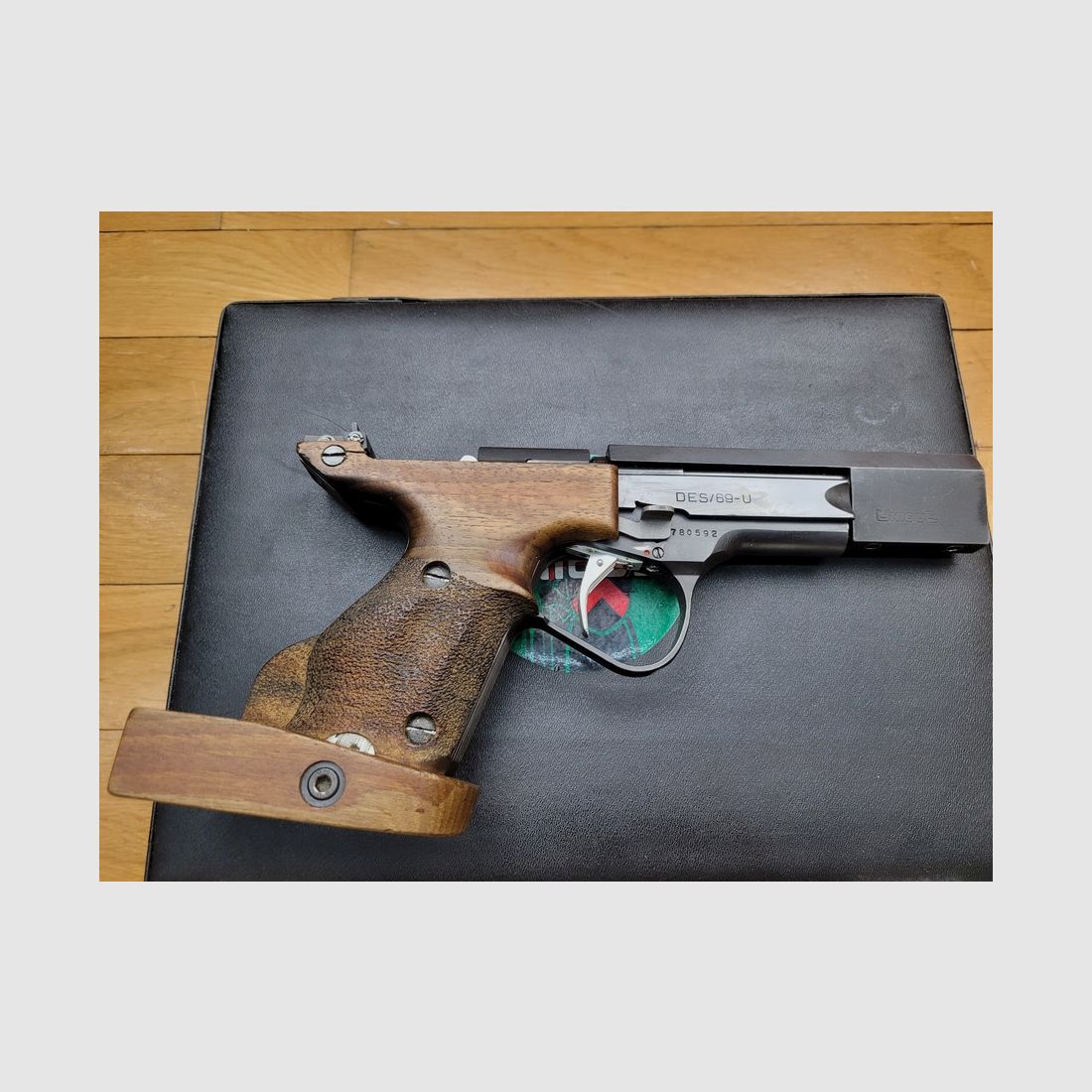 Sehr guter Pistol DES 69/U – Hergestellt in Frankreich von Unique in Hendaye – Kal. 22 LR – Verstellbarer anatomischer Schaft aus Nussbaum – Magazin 10 Schuss – Verstellbarer Abzug – Doppelte Bossette – Set von Gegengewichten – Vollständig aus bearbeitetem Stahl – Sehr guter Zustand, Bild 7 von 27