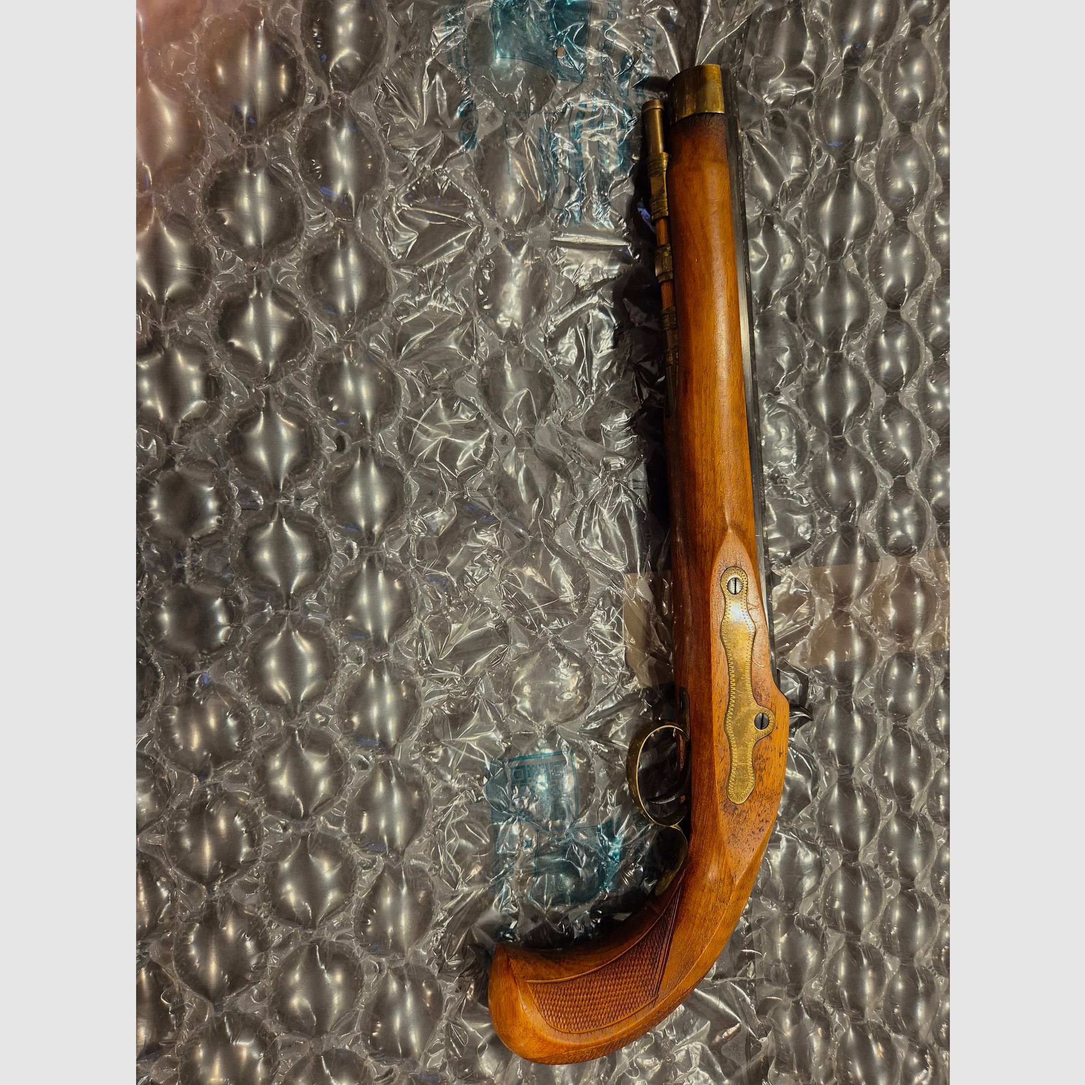 Pistola de avancarga de percusión con grabado muy bonito