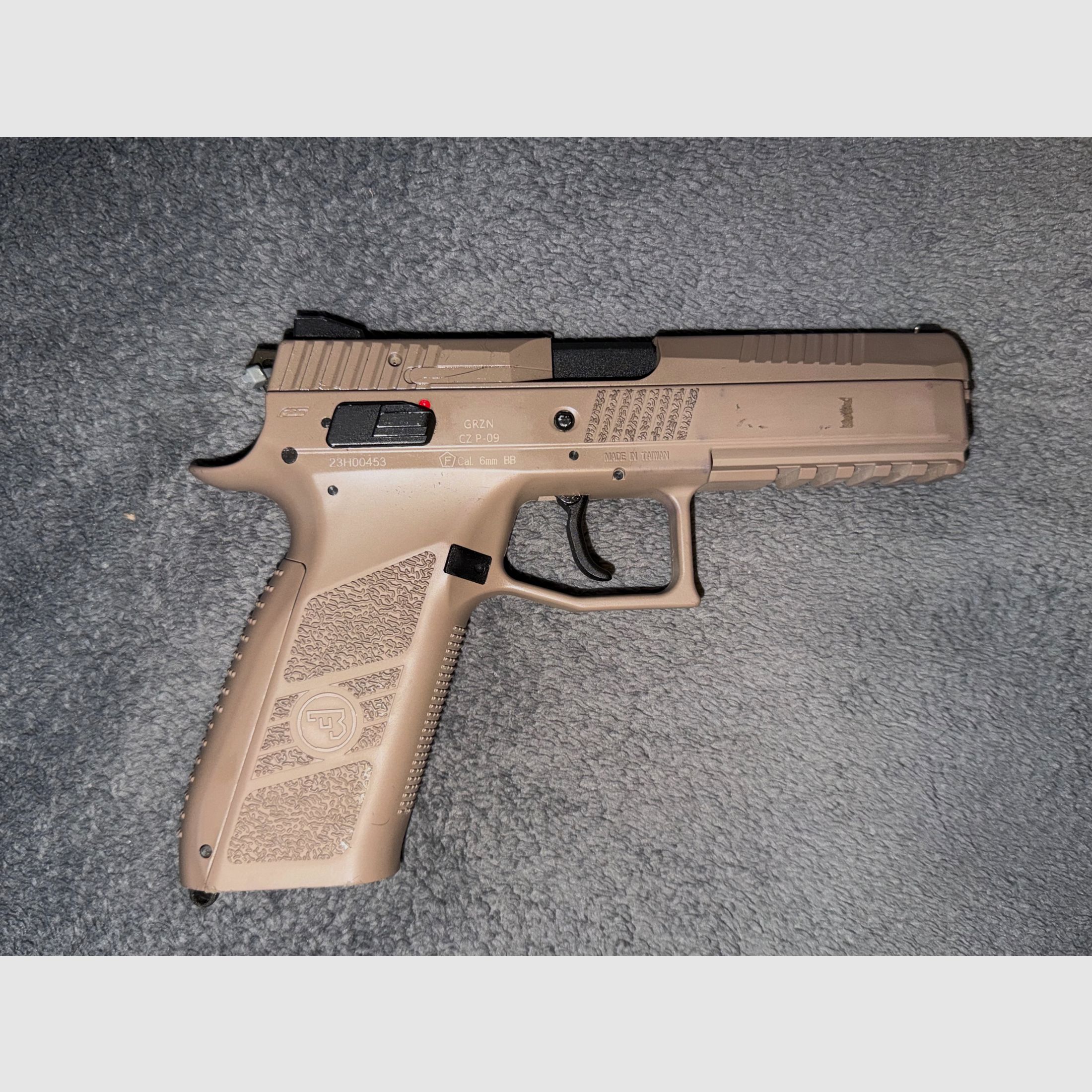 Airsoft-Komplettpaket – Avalon M4 + CZ P-09 + umfangreiches Zubehör, Bild 11 von 20