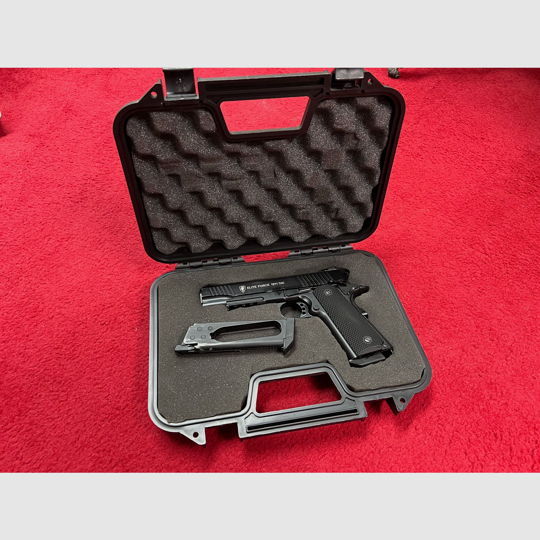 Umarex  Elite Force 1911 TAC in schwarz 6mm C02 Version mit 2 Magazinen.