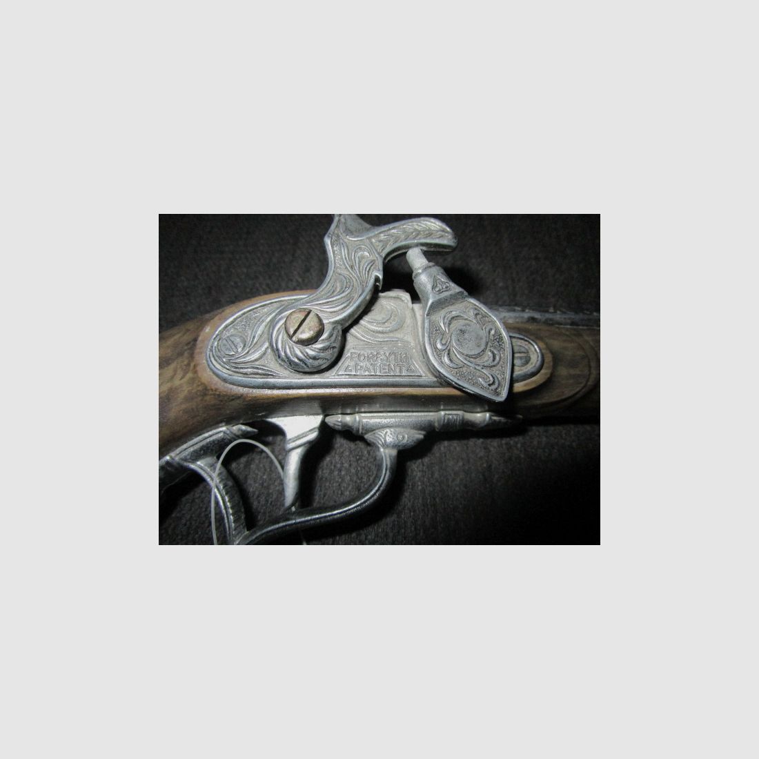 Twee decoratieve percussiepistolen