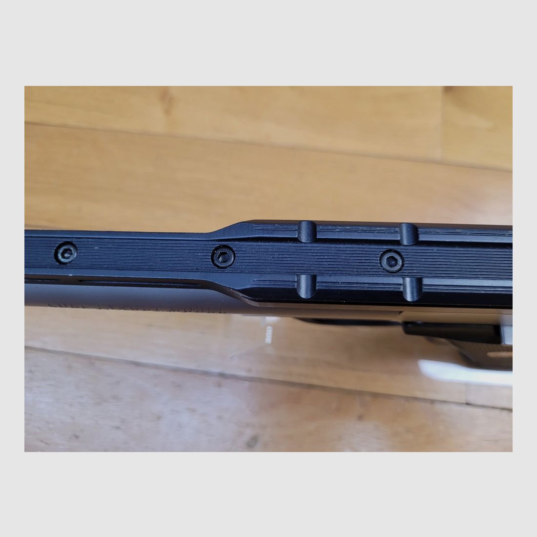 Racé Pistole Colt Target Model – Kal. .22LR – Eine der ersten Fertigungen von 1994, komplett aus Edelstahl – Erbe des legendären Woodsman – Exzellenter Abzug – Schwerer Bull Barrel – Picatinny-Schiene – 2. Magazin und Originalbox – Gebraucht, quasi neu!, Bild 14 von 23