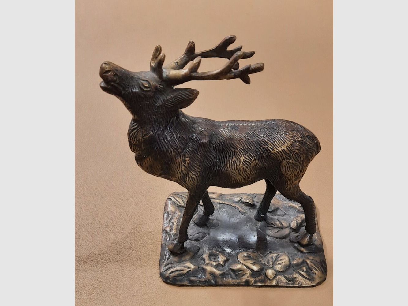 Bronzefigur Hirsch Bronzefigur