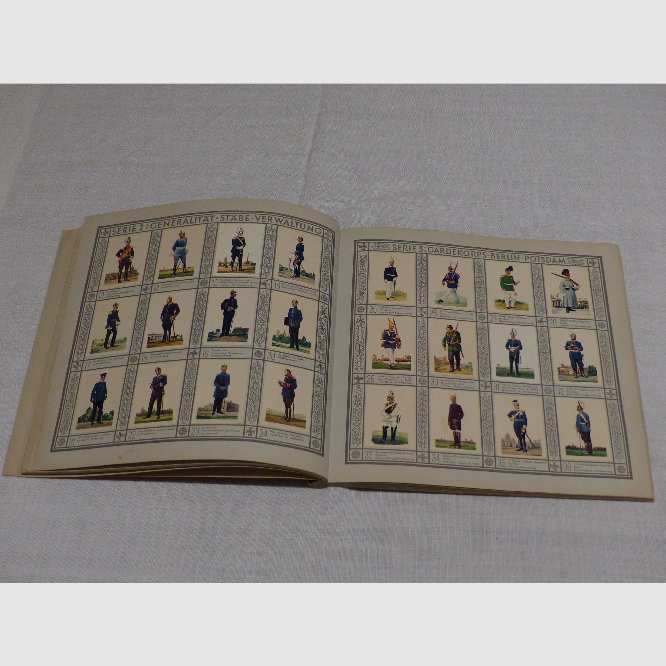Uniformen van het oude leger compleet stickeralbum rond 1933 WKI WKII