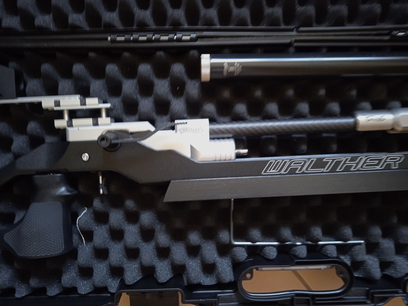 Neuwertiges Luftgewehr Typ Walther LG 400  Blacktec Aufgelegt mit Visiererhöhung incl. Koffer.