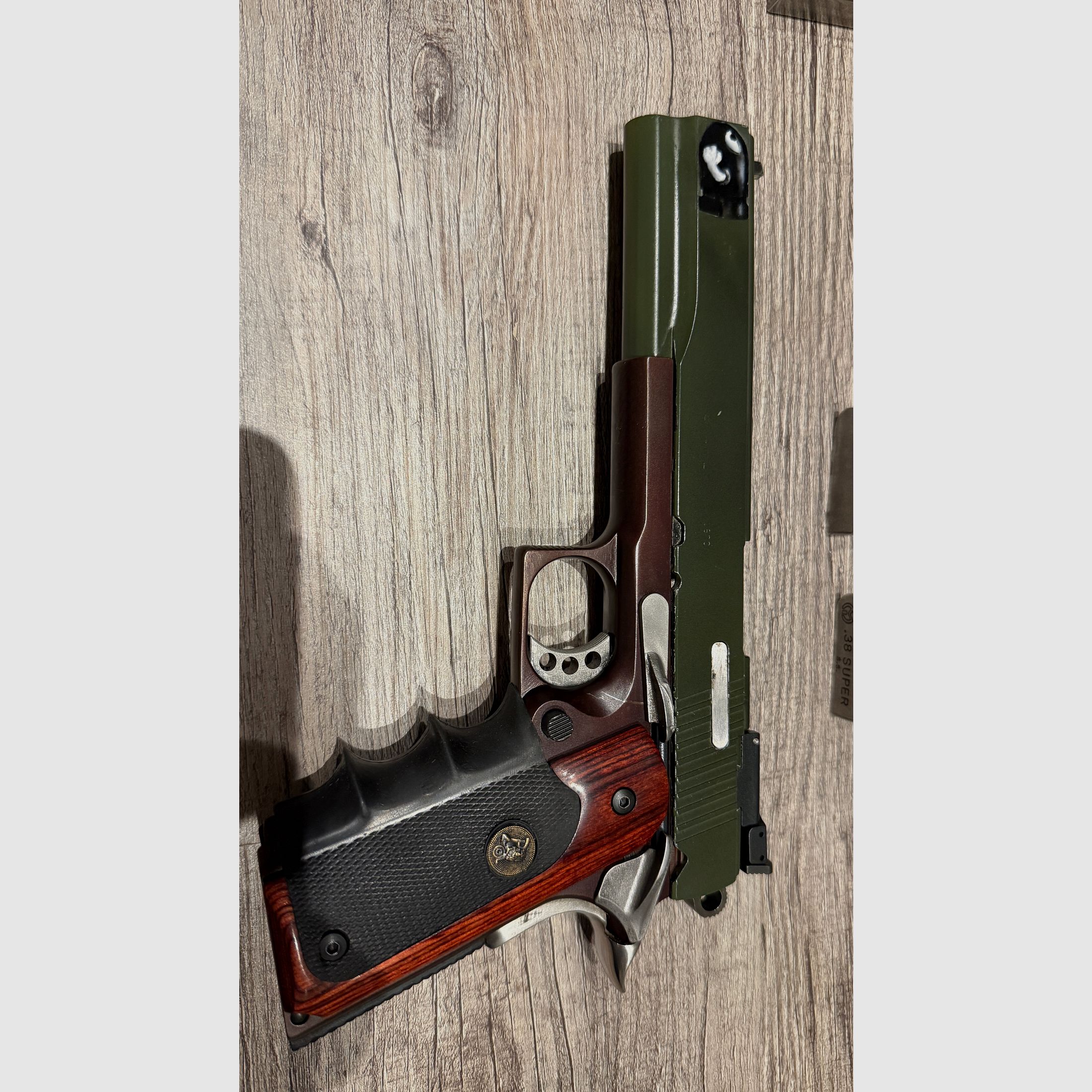1911 Peters Stahl .45 ACP, 10mm i 9mm Luger Pachmeyr chwyt