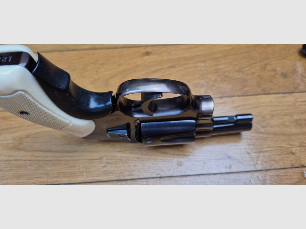 Sehr seltener Revolver Smith&Wesson Model 42 Centennial – Ein 36 Chief Special ohne äußeren Hahn – 5 Schuss im Kal. .38SP – Jubiläumsmodell 1952 – Leichtgewichtige Version für Nahverteidigung – Seltene und wunderschöne zweifarbige Ausführung Schwarz / Bronze mit Griffschalen aus Knochen – Der echte „Bodyguard“! – Hervorragender ästhetischer Zustand – Ausgezeichneter mechanischer Zustand – Ausnahmestück! – TBE ++, Bild 10 von 22