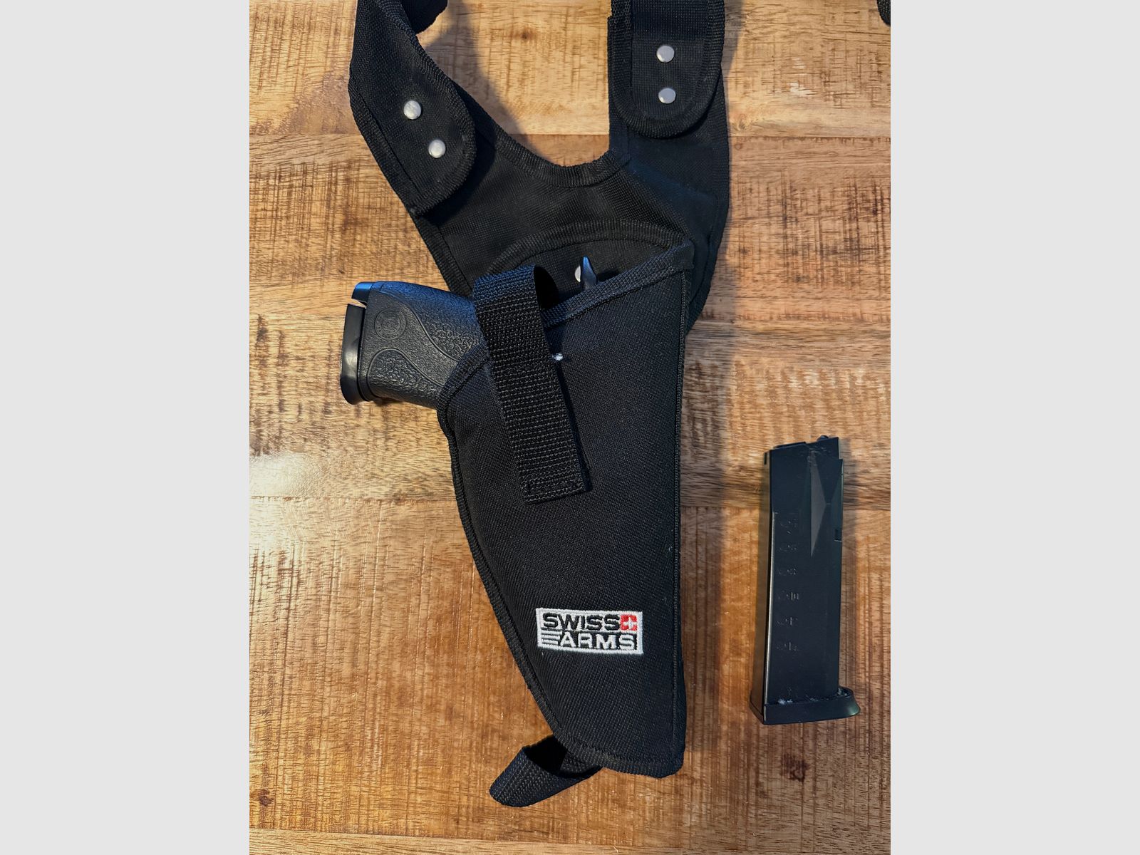 Smith & Wesson M&P40 PS Softair <0,5 J – Set met 2 magazines & Swiss Arms schouderholster