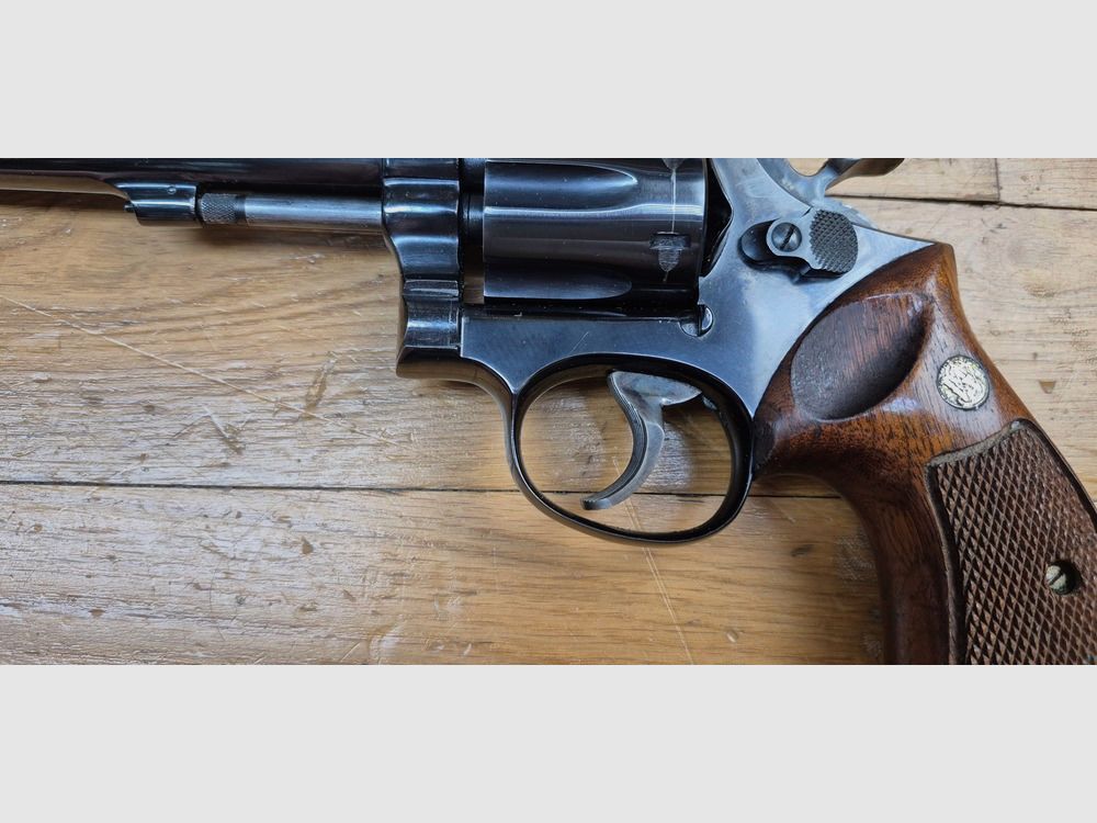 Very nice example of Smith & Wesson 17-3 revolver – Precision and training revolver in cal. .22Lr – Springfield firearm from 1972/1973 – "Pinned and recessed" – Excellent bluing and adjustments – Mechanism in TBE++ – New 6-inch fluted barrel with superb rifling – Premium quality firearm in untouched finishes today – TBE++ / TBE+++, image 5 of 29