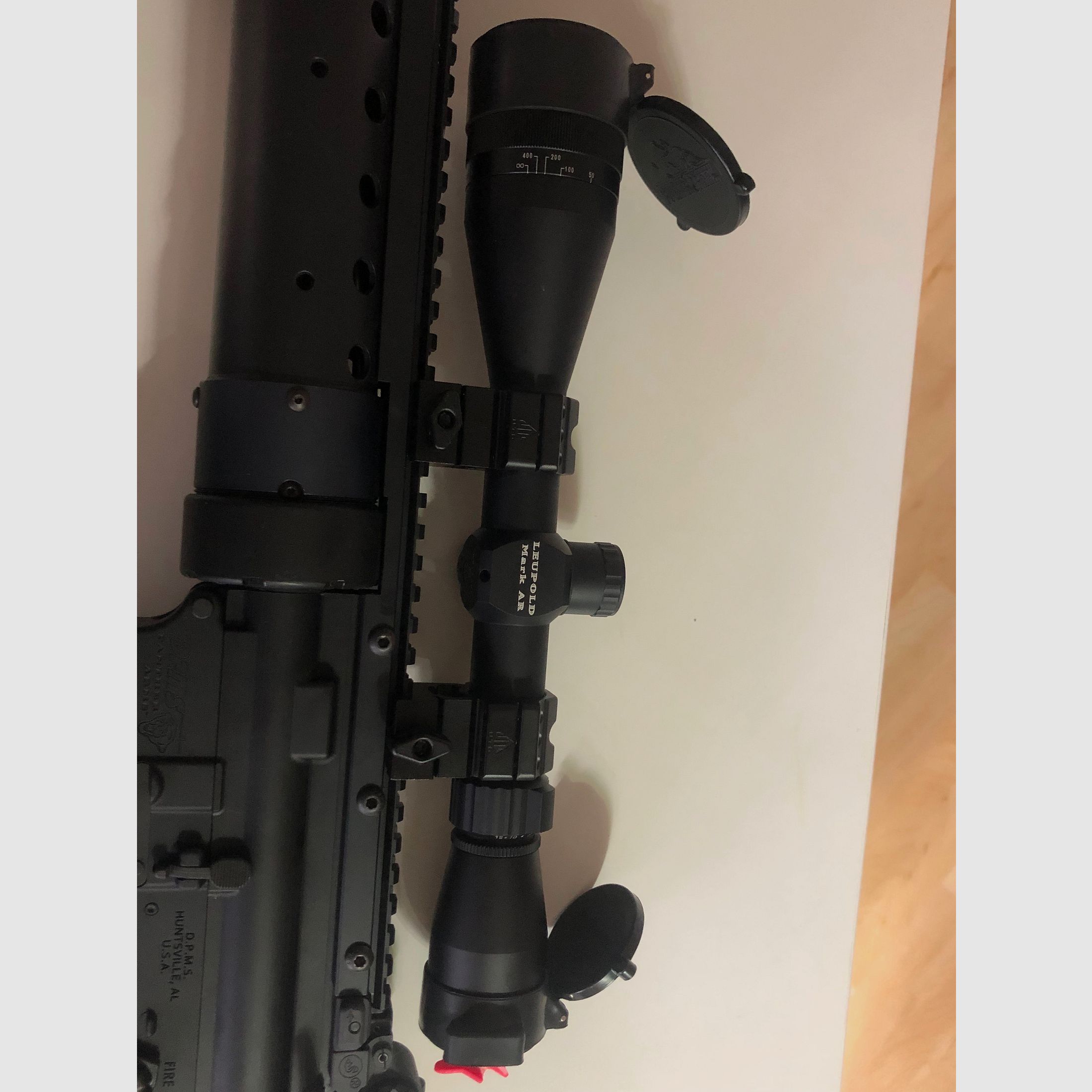 Leupold Mark AR 4-12x40 mit Montage und Schutzklappen.