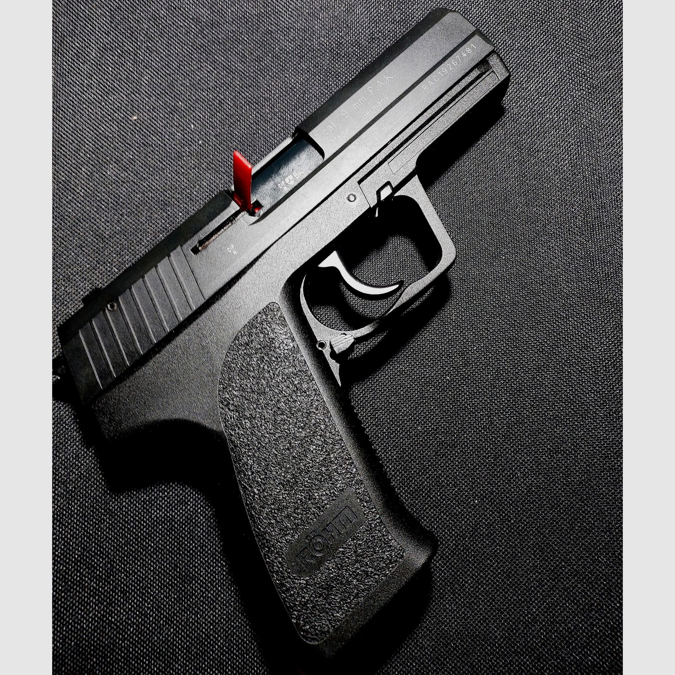 Pistolet alarmowy Röhm RG96, oksydowany (PTB 699) Zestaw RG 96 z tłumikiem, pomocą do ładowania i 2 magazynkami