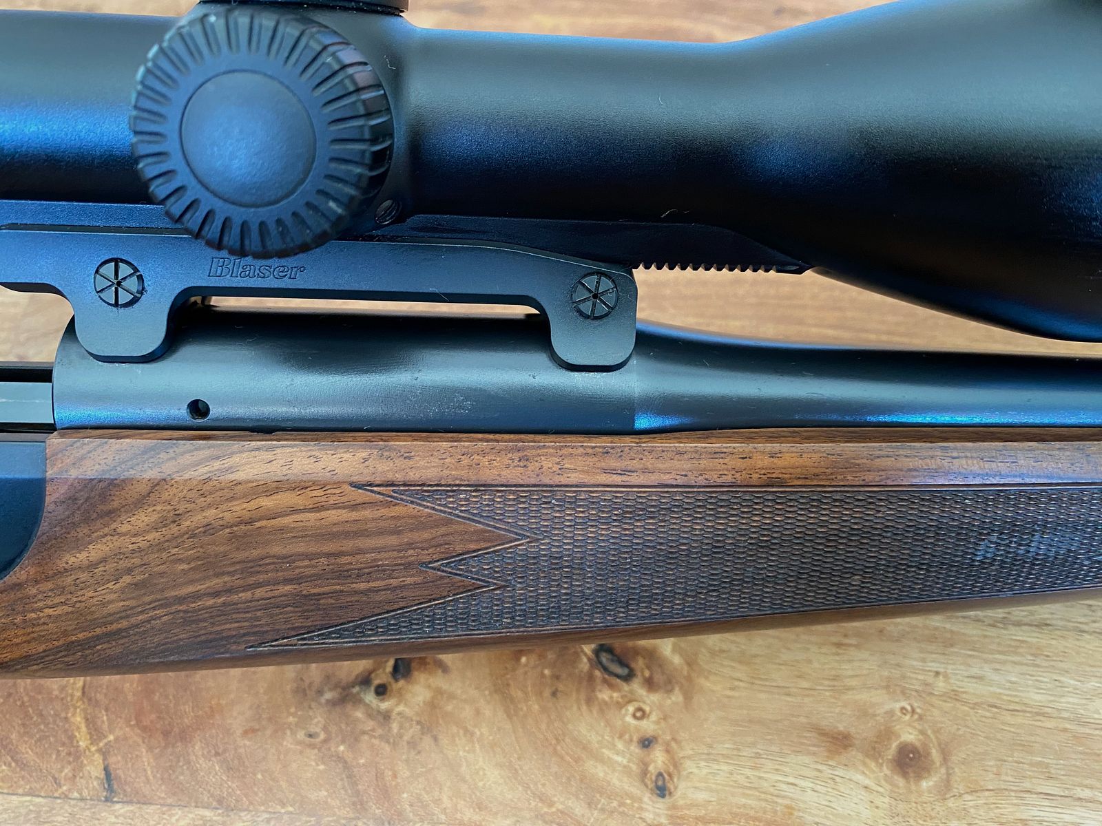 Blaser R8 Holz Standard mit Swarovski Z8i 2,3-18x56