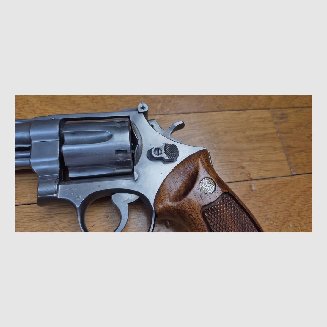 Sehr schöner und seltener Revolver Smith&Wesson Modell 28-2, genannt „Highway Patrolman“ – Waffe der Autobahnpolizisten der 60er-80er Jahre – Kaliber 357mag / 38sp – Waffe von 1979 – Seltene satinierte Nickeloberfläche – Qualität „Pinned and Recessed“ – Sehr guter mechanischer und ästhetischer Zustand – Ausgezeichneter 6-Zoll-Lauf – TBE+, Bild 19 von 23
