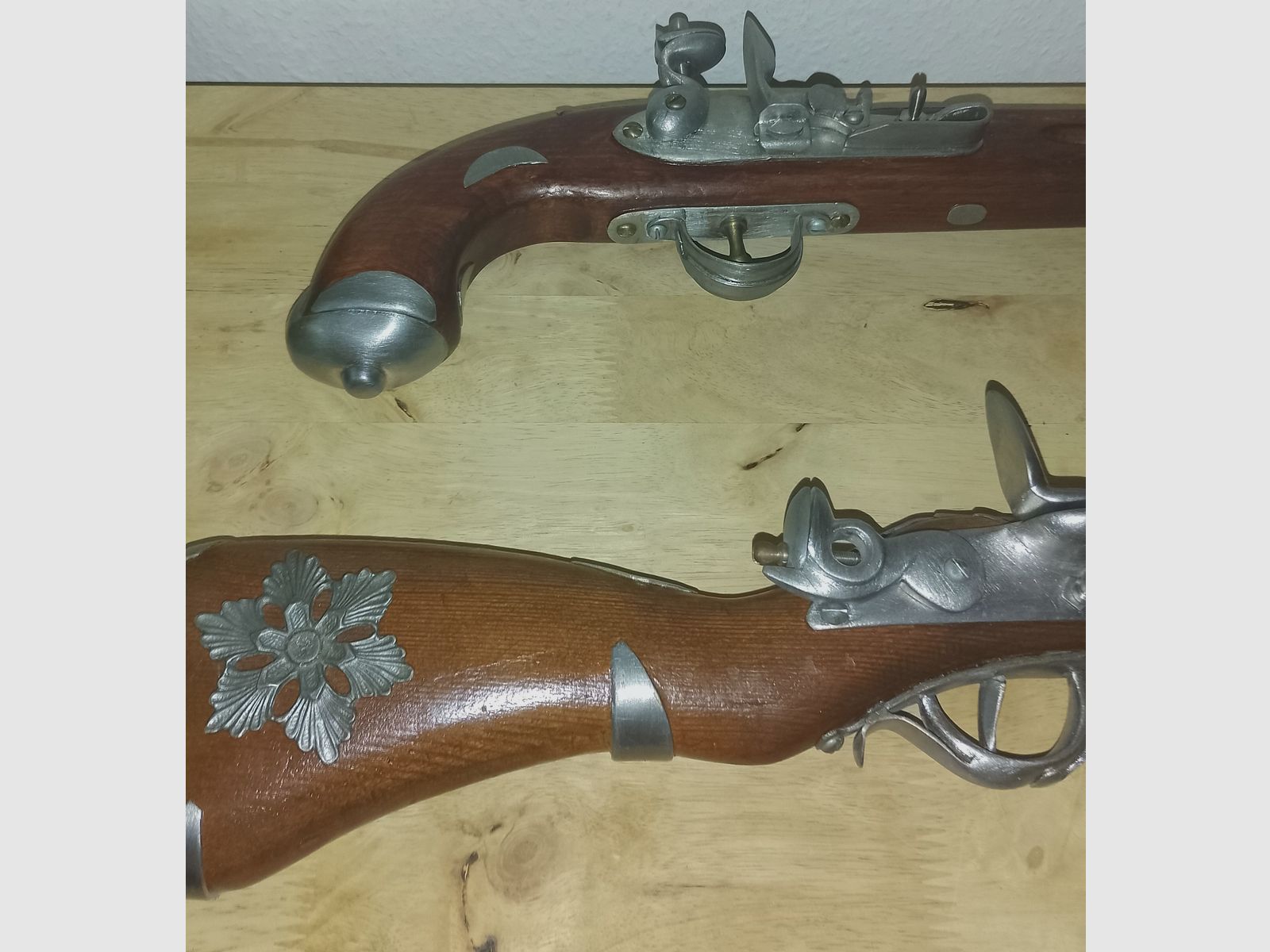 Rareza de pistolas de decoración, hecho a mano de latón, estaño y madera 58cm y 45cm