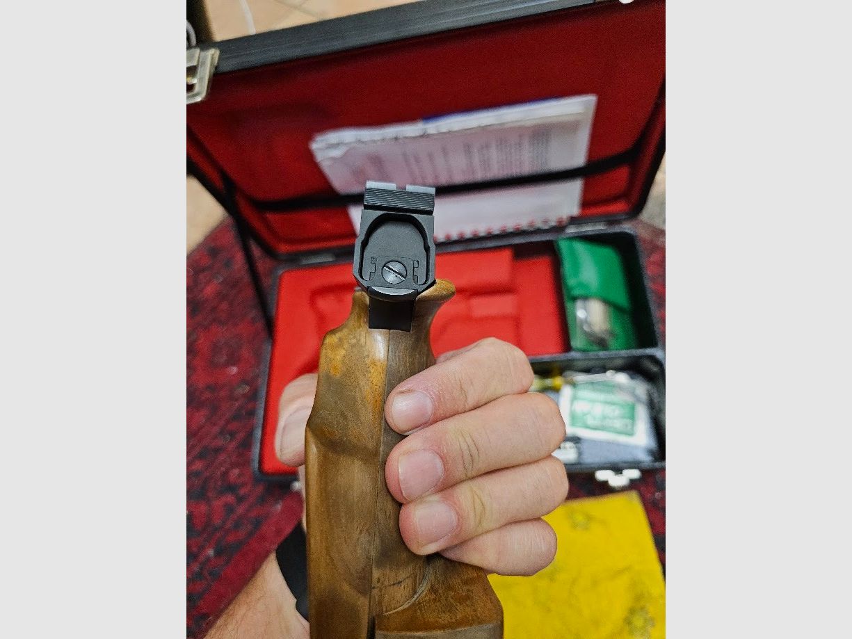 Hämmerli International – High-quality Swiss match pistol in caliber .22 l.r. in very good condition with case and accessories from an estate.
